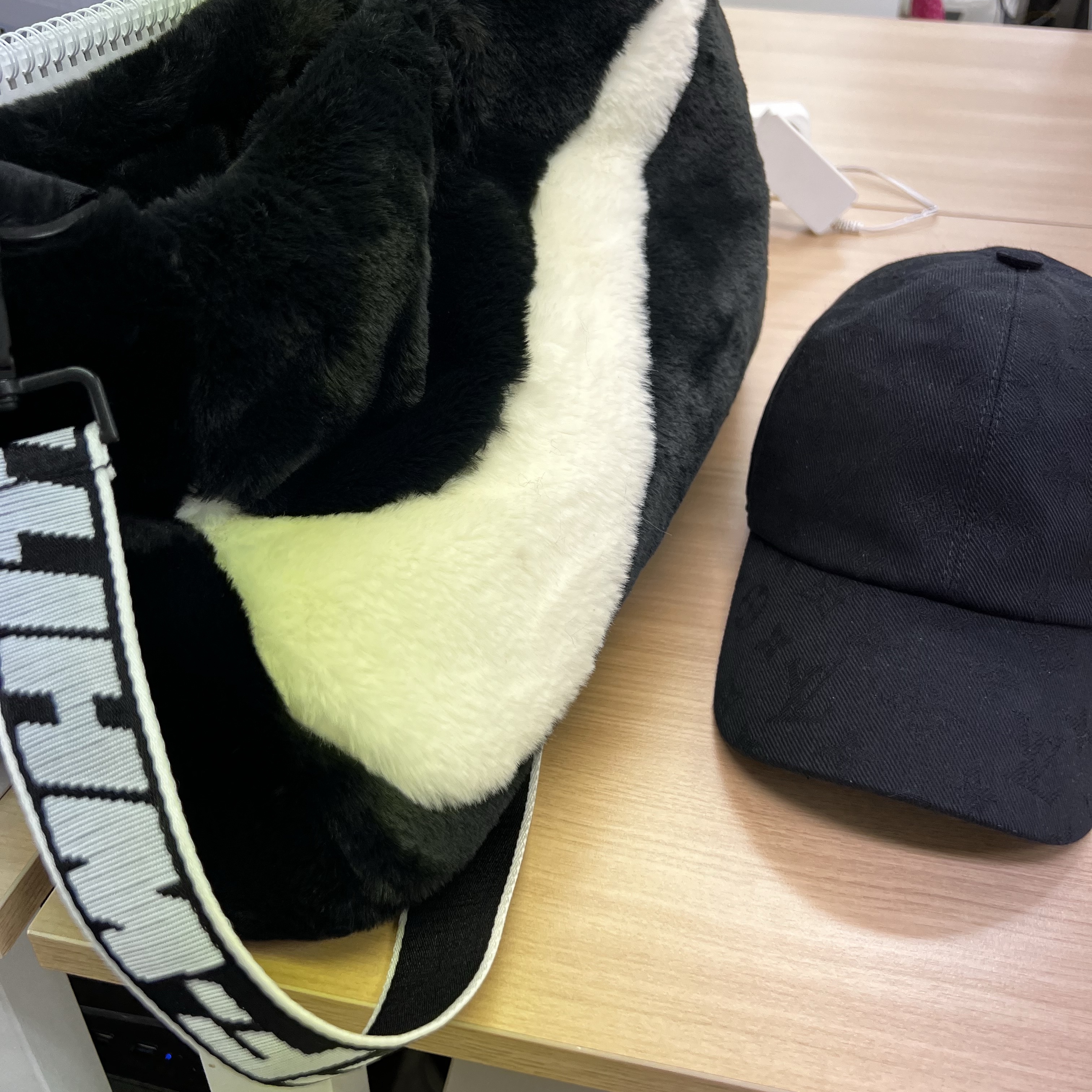Nike NSW Faux Fur Tote Bag Black, Louis Vuitton Monogram Essential Cap Black 착용 스타일
