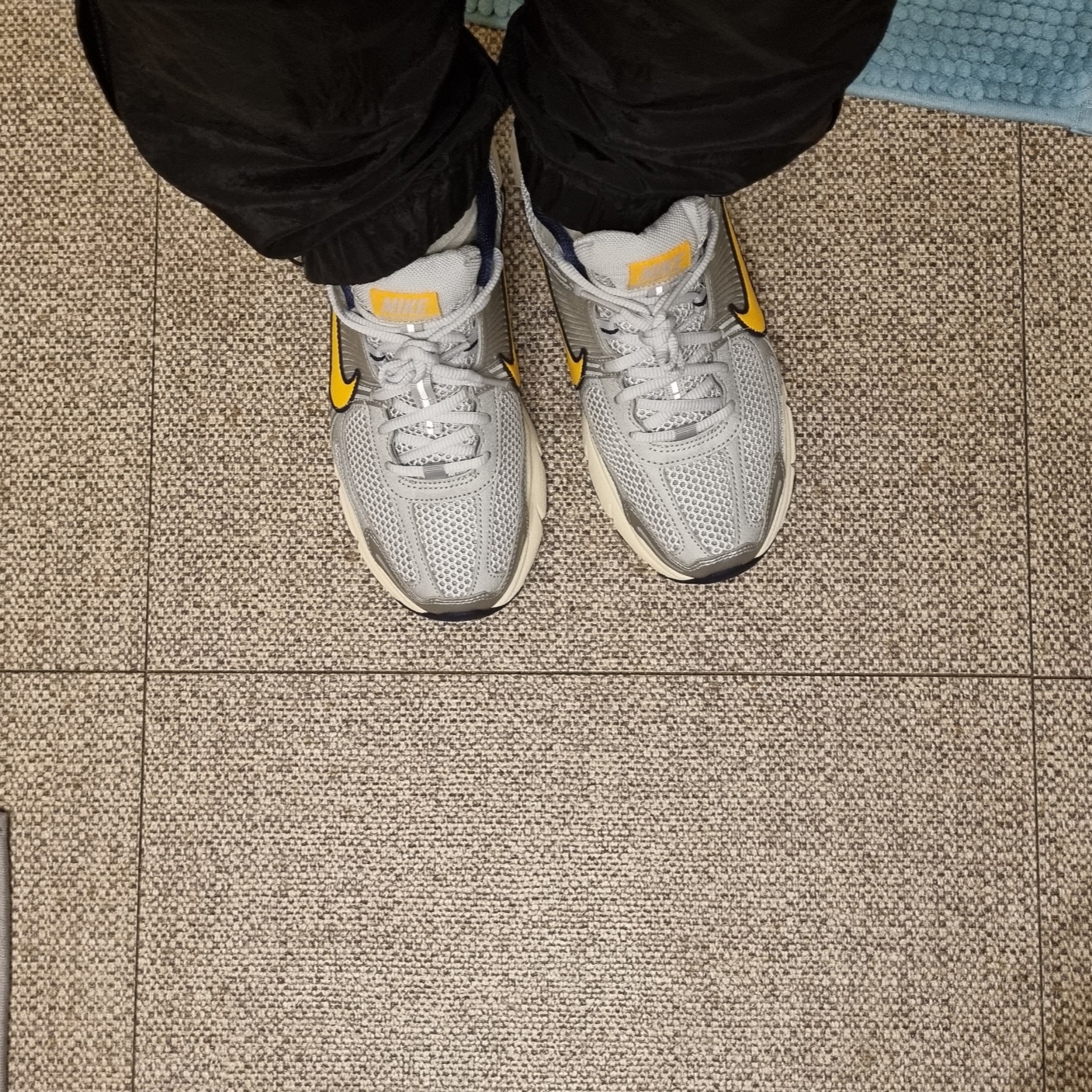 Nike Zoom Vomero 5 Pure Platinum and Laser Orange 착용 스타일 - 2