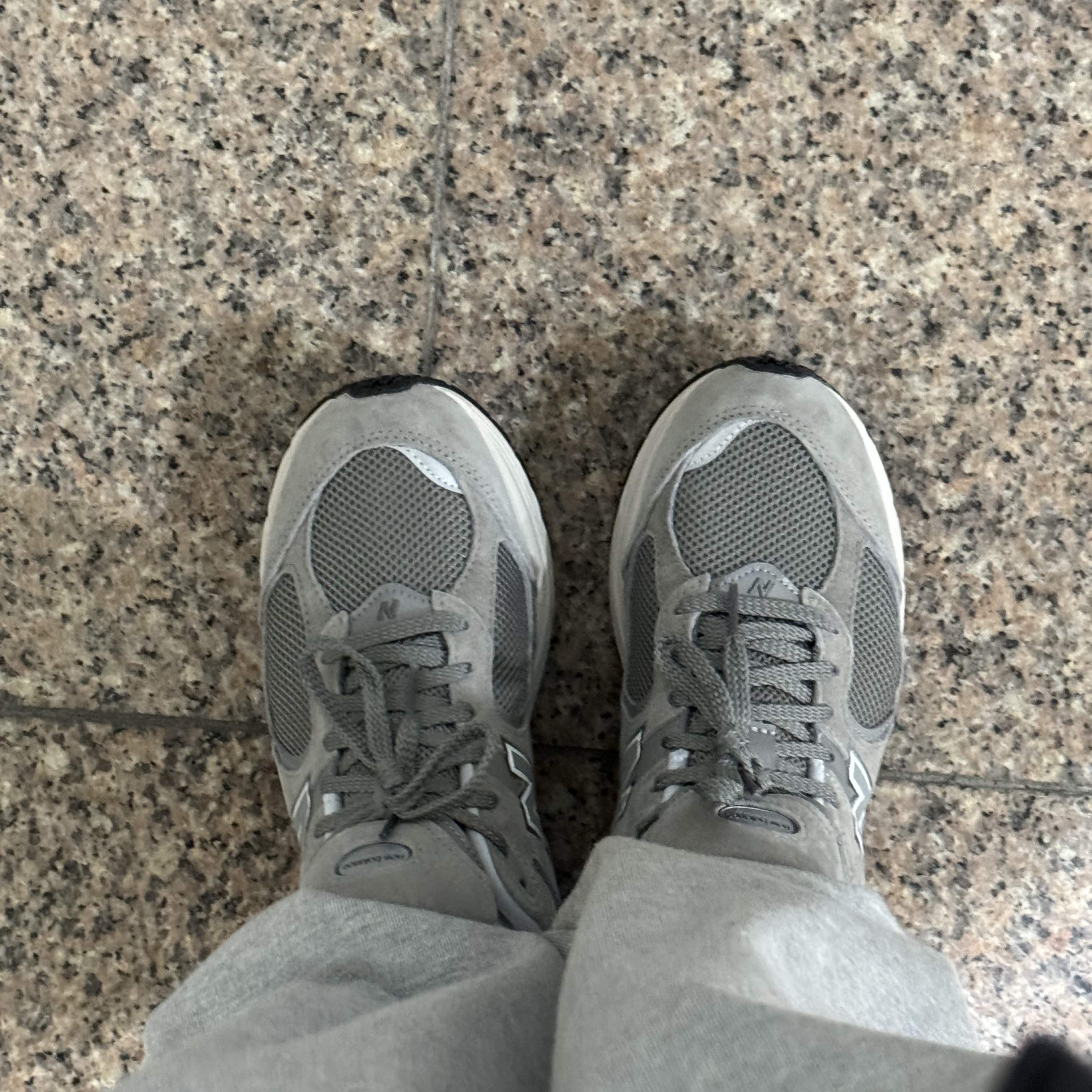 New Balance 2002R Grey 착용 스타일