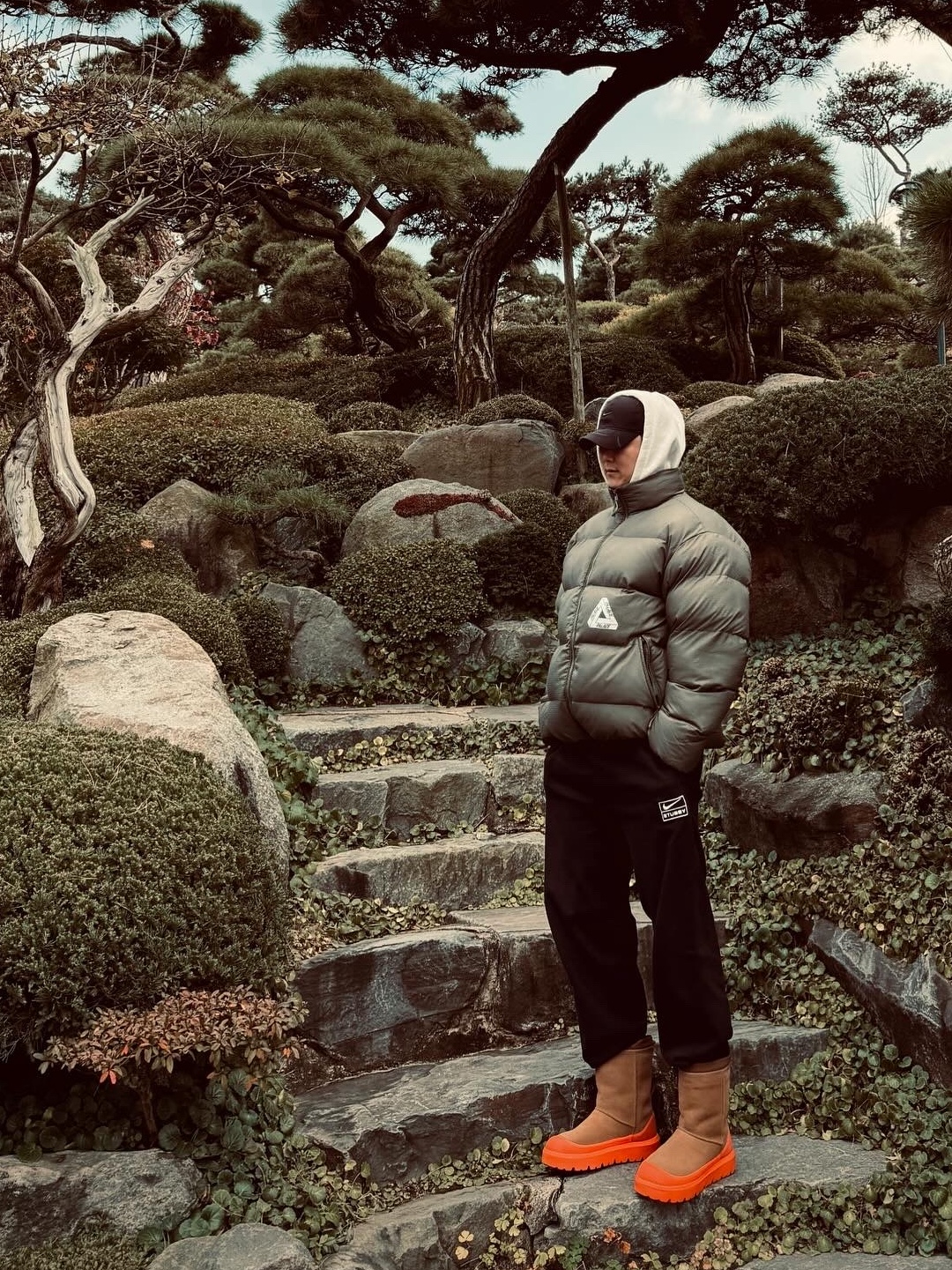 Palace Ripstop Puffa Olive - 23FW, UGG Classic Short Weather Hybrid Black Black 착용 스타일 - 1