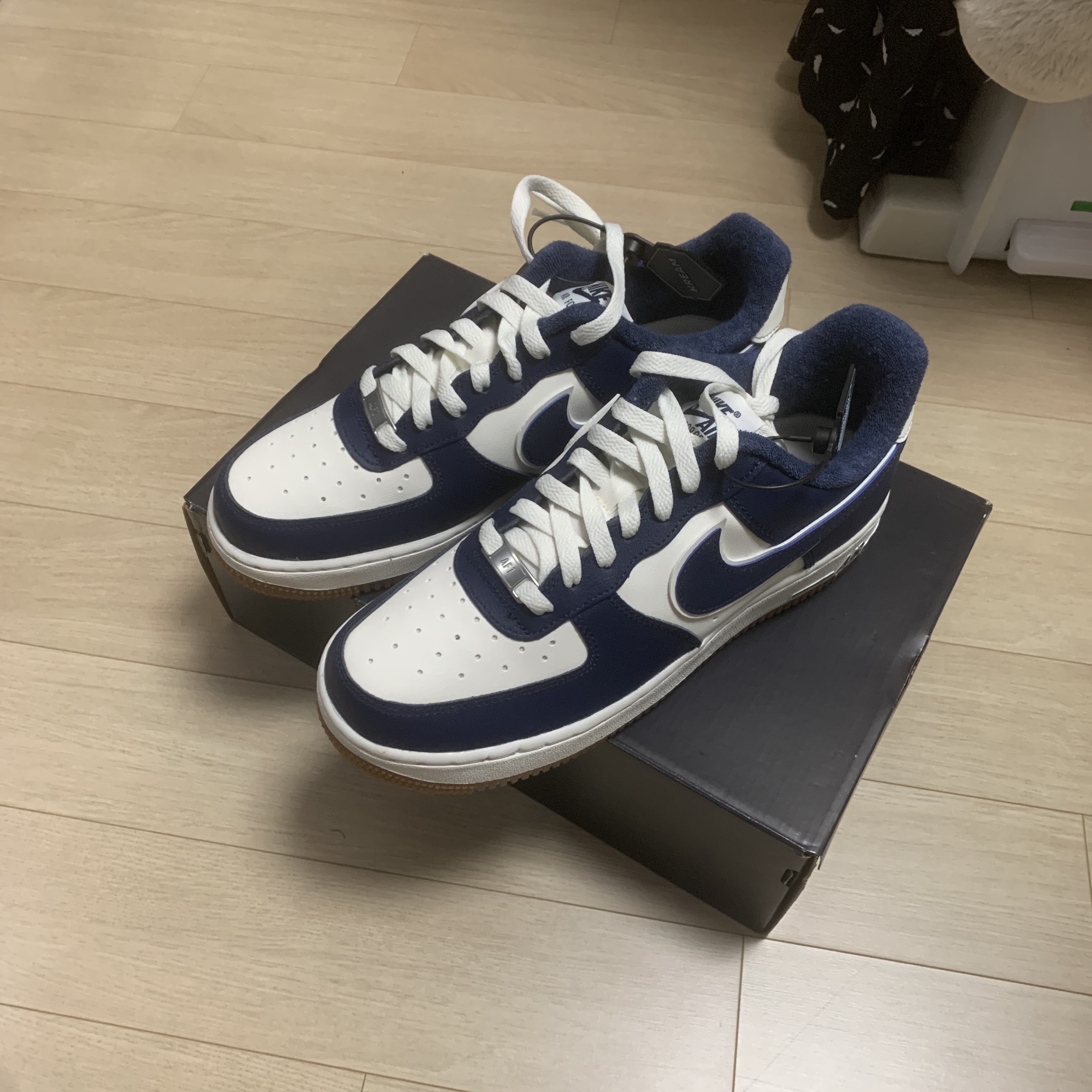 Nike Air Force 1 '07 LV8 Midnight Navy 착용 스타일 - 1