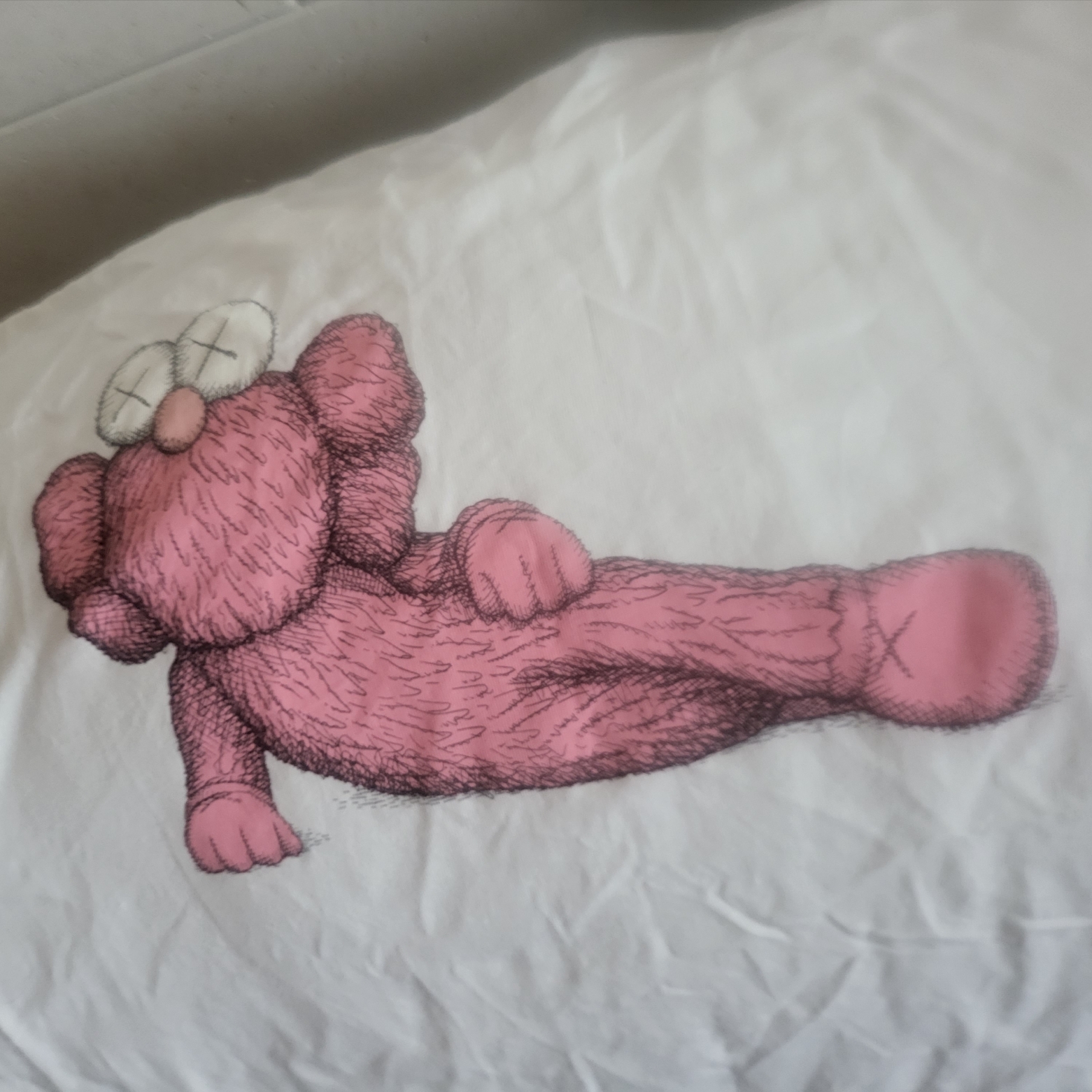 Uniqlo UT x Kaws Short Sleeve Graphic T-Shirt White 착용 스타일