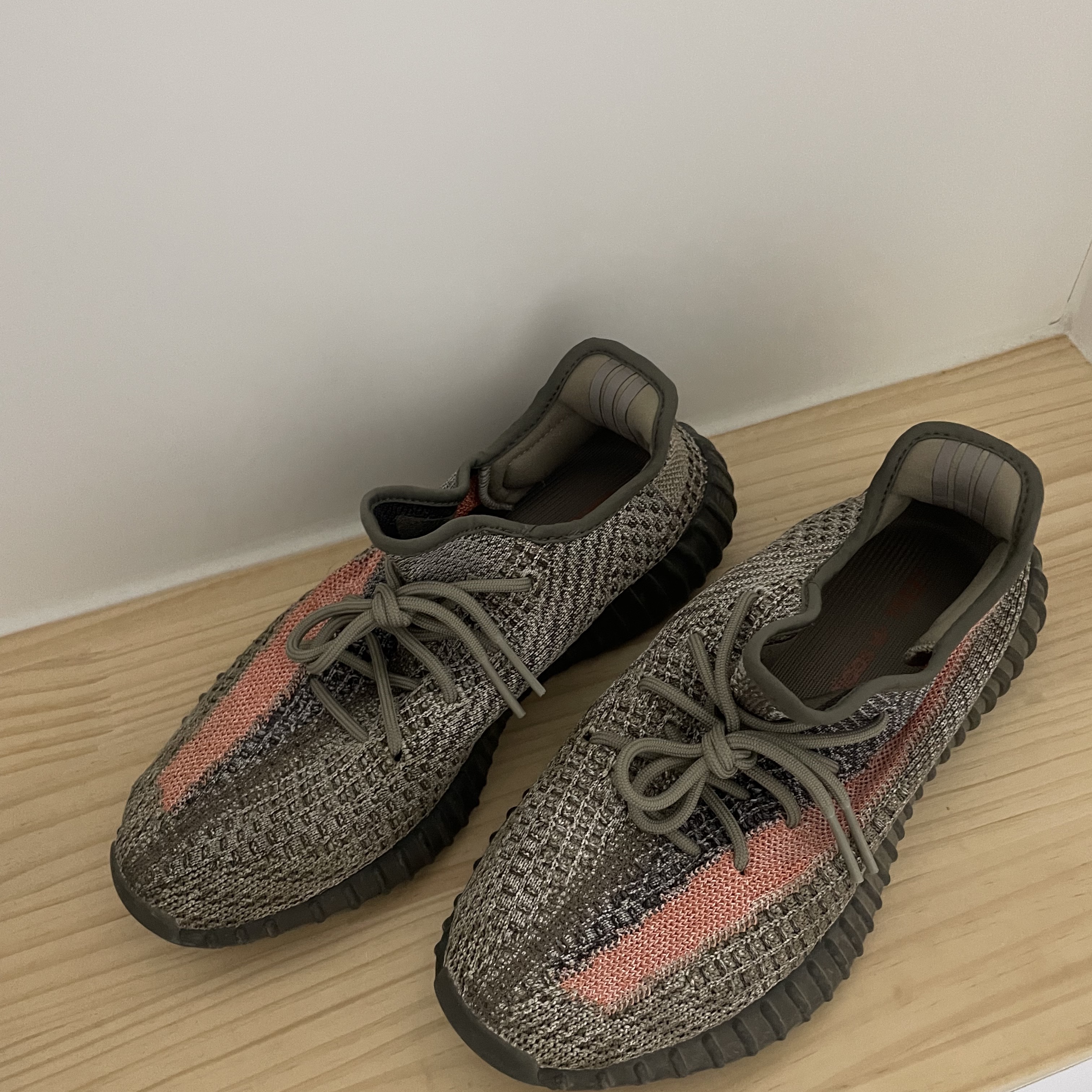 Adidas Yeezy Boost 350 V2 Ash Stone 착용 스타일