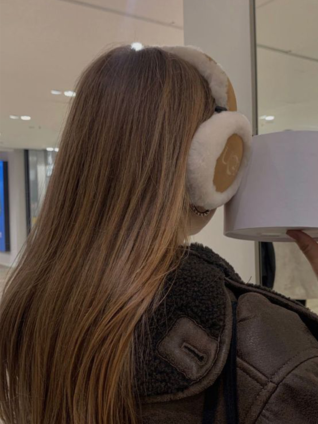 (W) UGG Embroidered Logo Earmuff Chestnut, Telfar x UGG Small Shopping Bag Chestnut 착용 스타일 - 4