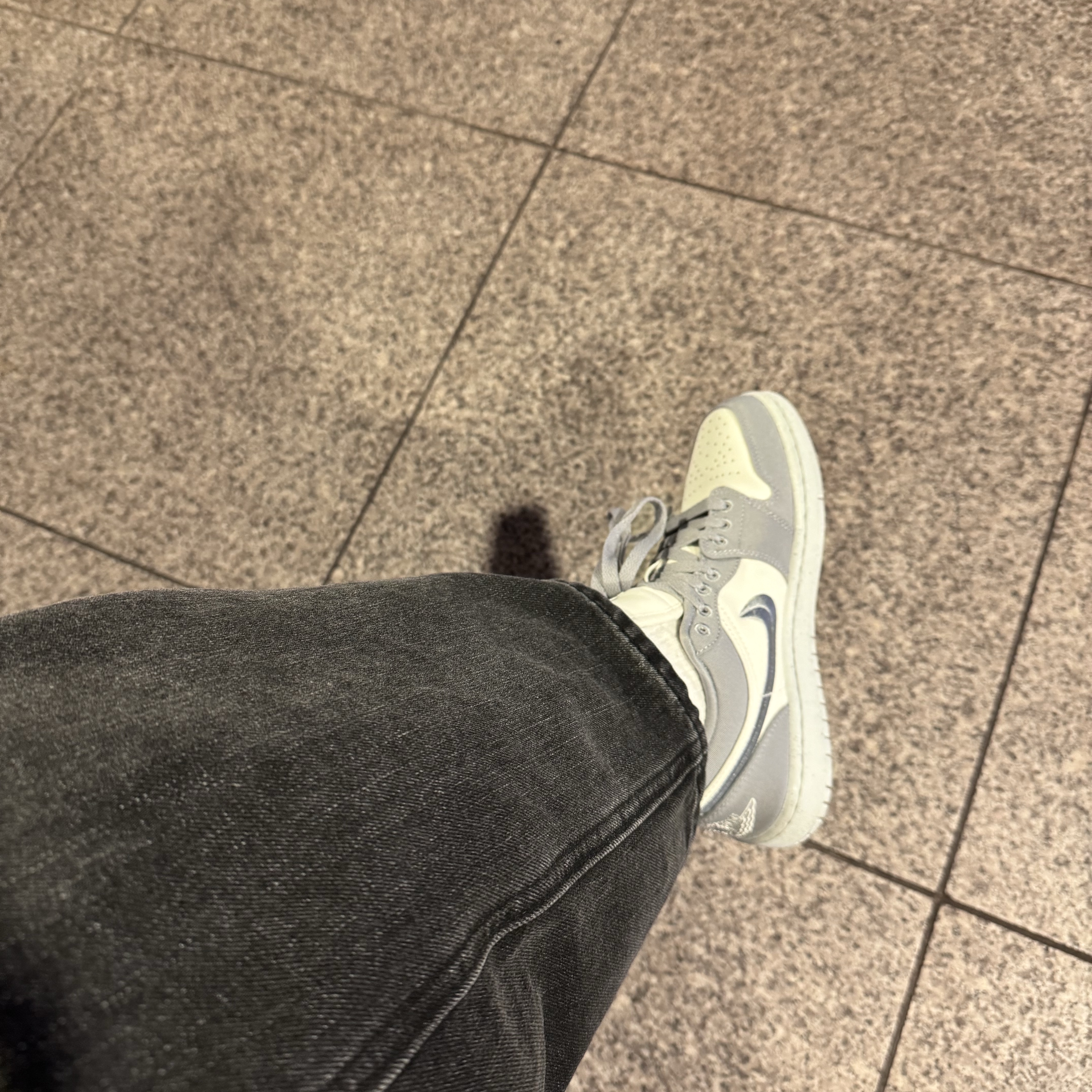 (W) Jordan 1 Low SE Light Steel Grey 착용 스타일 - 2