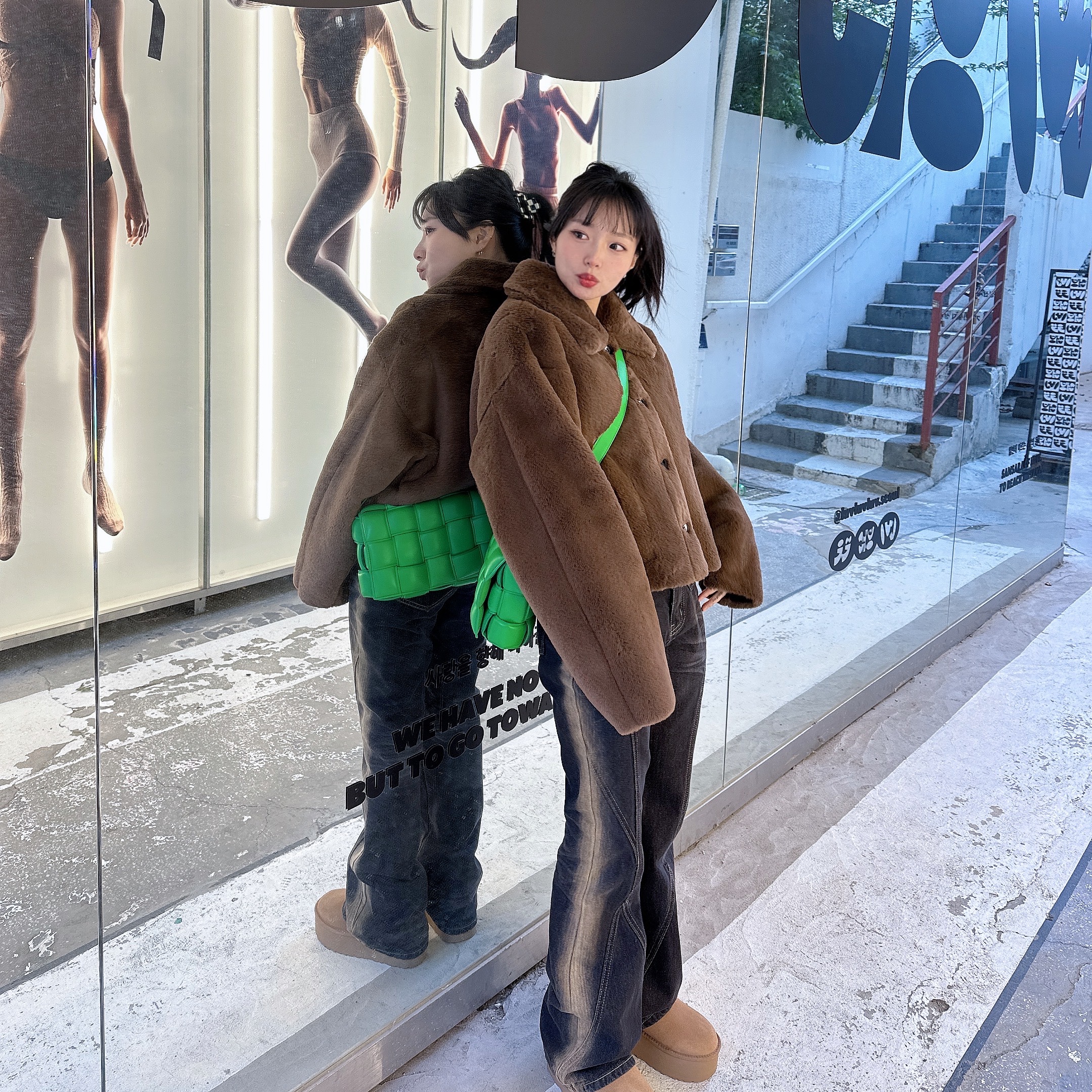 (W) UGG Classic Mini Platform Boots Chestnut, Bottega Veneta Padded Leather Cassette Grass 착용 스타일 - 3