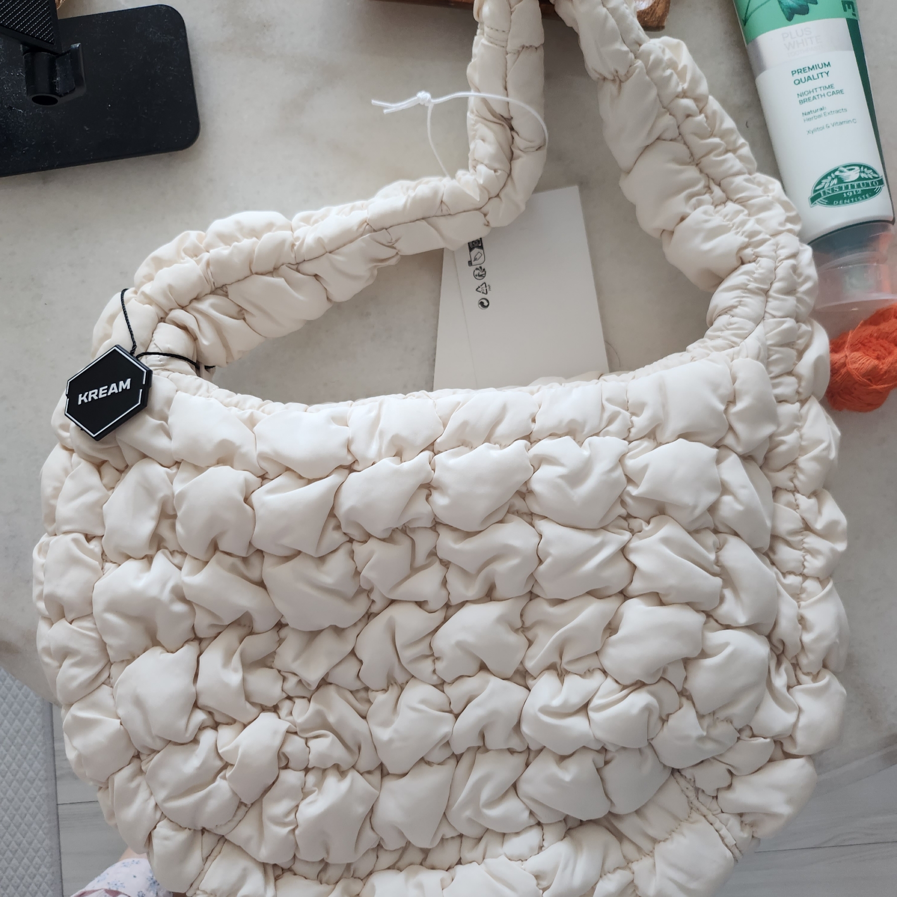COS Quilted Mini Bag Cream 착용 스타일