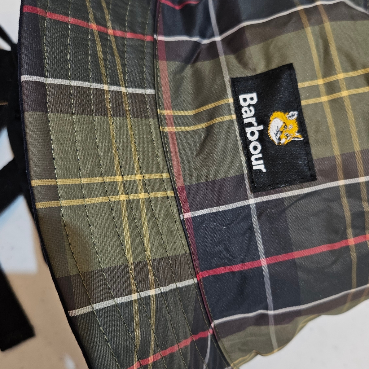 Barbour x Maison Kitsune Beaufort Fox Crewneck Green, Barbour x Maison Kitsune Beaufort Fox Crewneck Black 착용 스타일 - 4