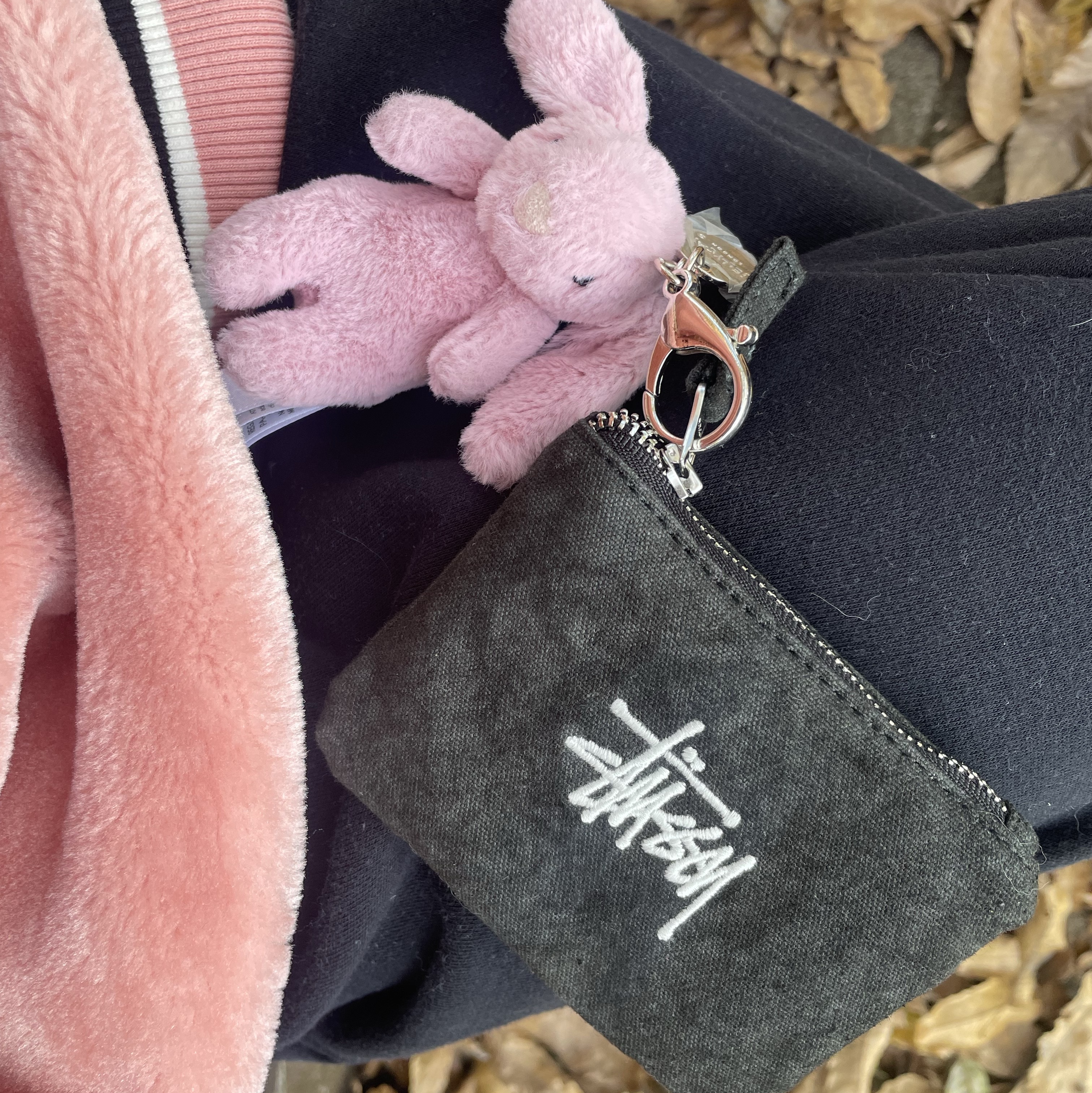 Stussy Canvas Coin Pouch Washed Black 착용 스타일