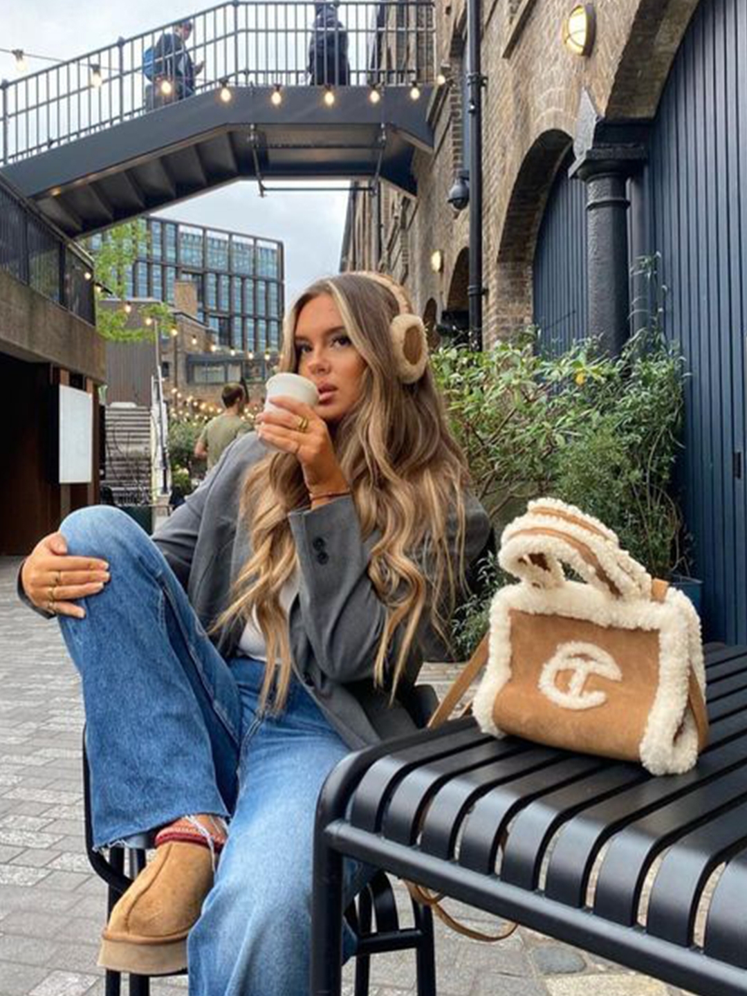 (W) UGG Embroidered Logo Earmuff Chestnut, Telfar x UGG Small Shopping Bag Chestnut 착용 스타일 - 2