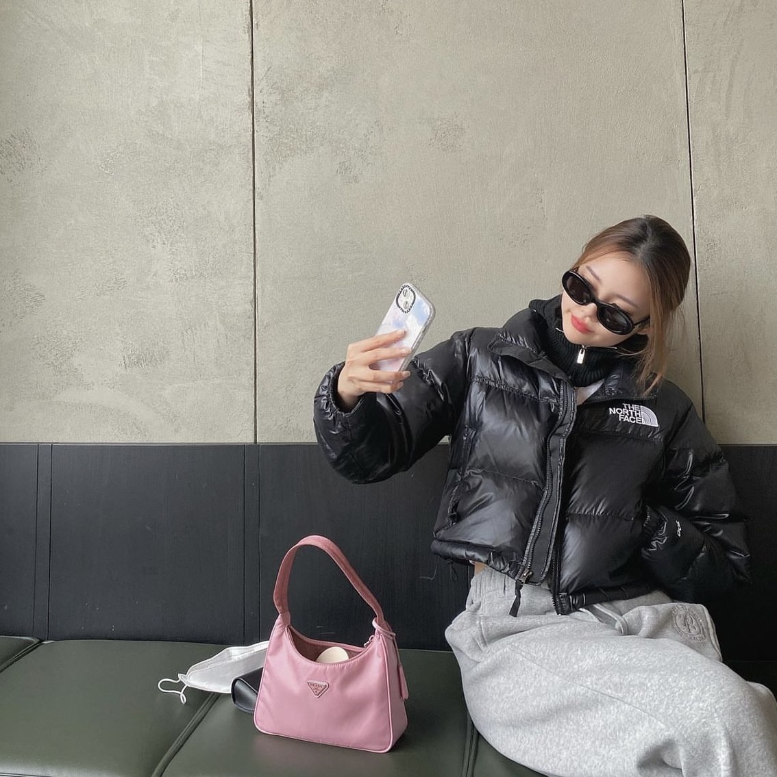(W) Celine Triomphe 01 Sunglasses in Acetate Black, Prada Re-Edition 2000 Re-Nylon Mini Shoulder Bag Black 착용 스타일 - 2