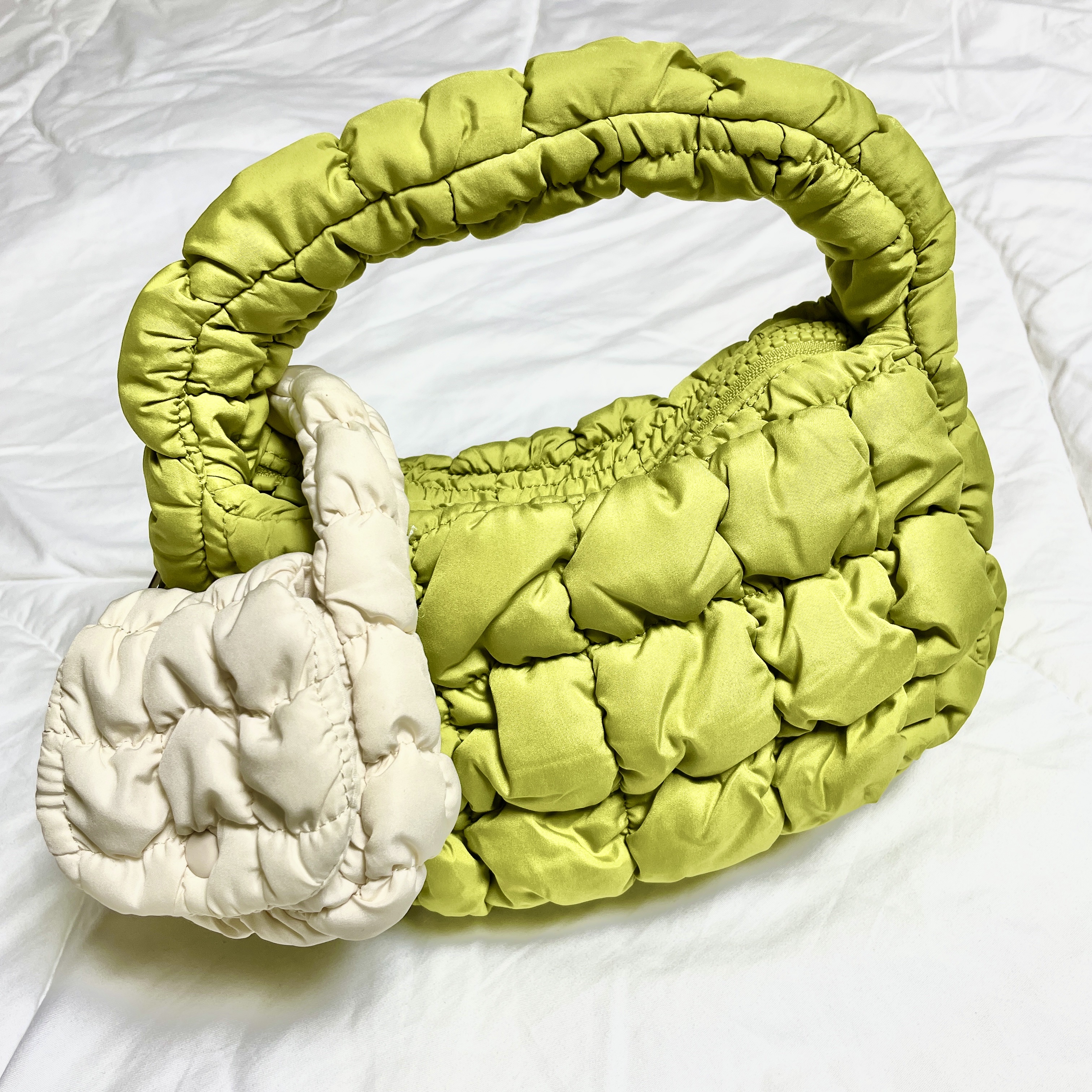COS Quilted Micro Bag Green, COS Quilted Micro Bag Black 착용 스타일 - 3