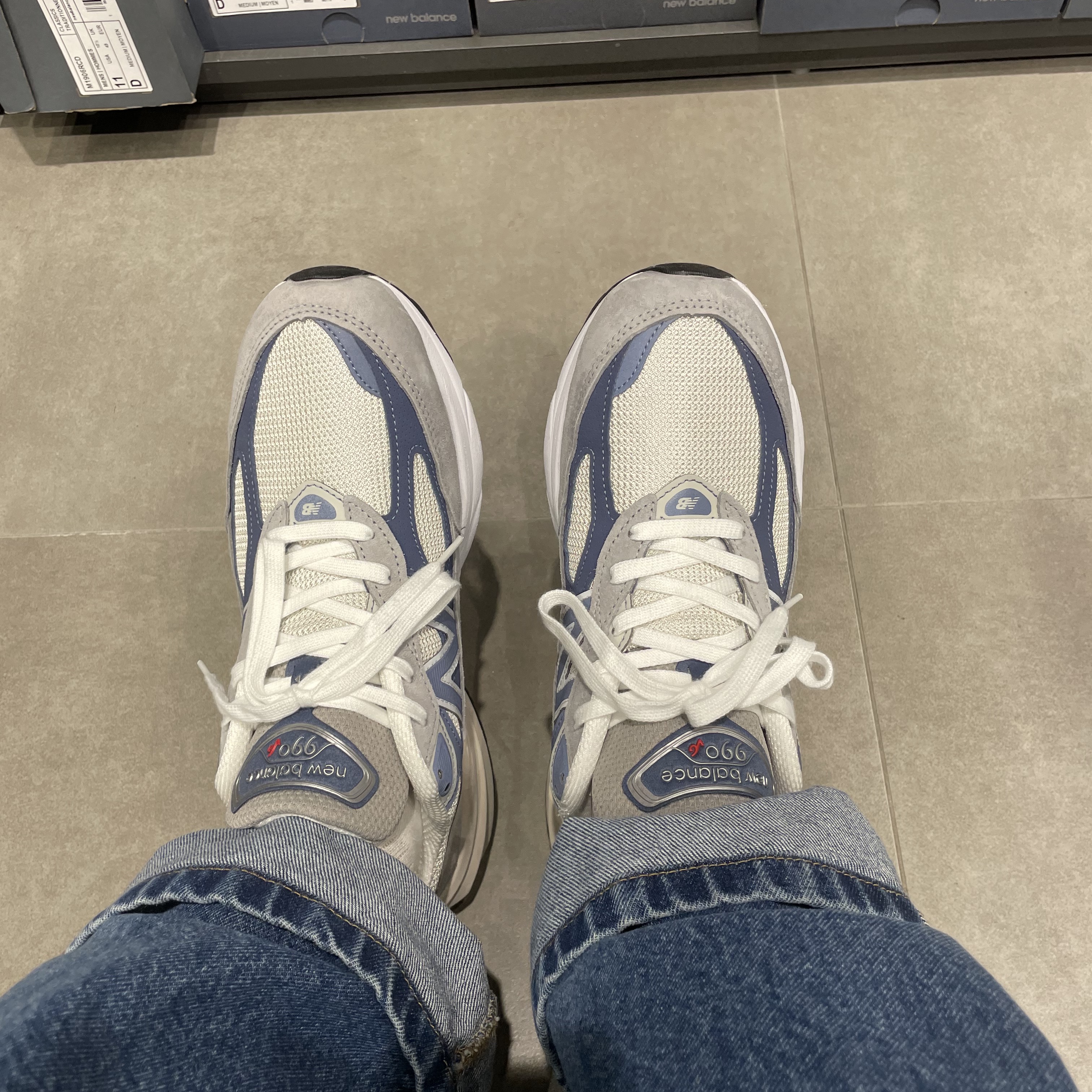 New Balance 990v6 Made in USA Gray Suede 착용 스타일 - 1