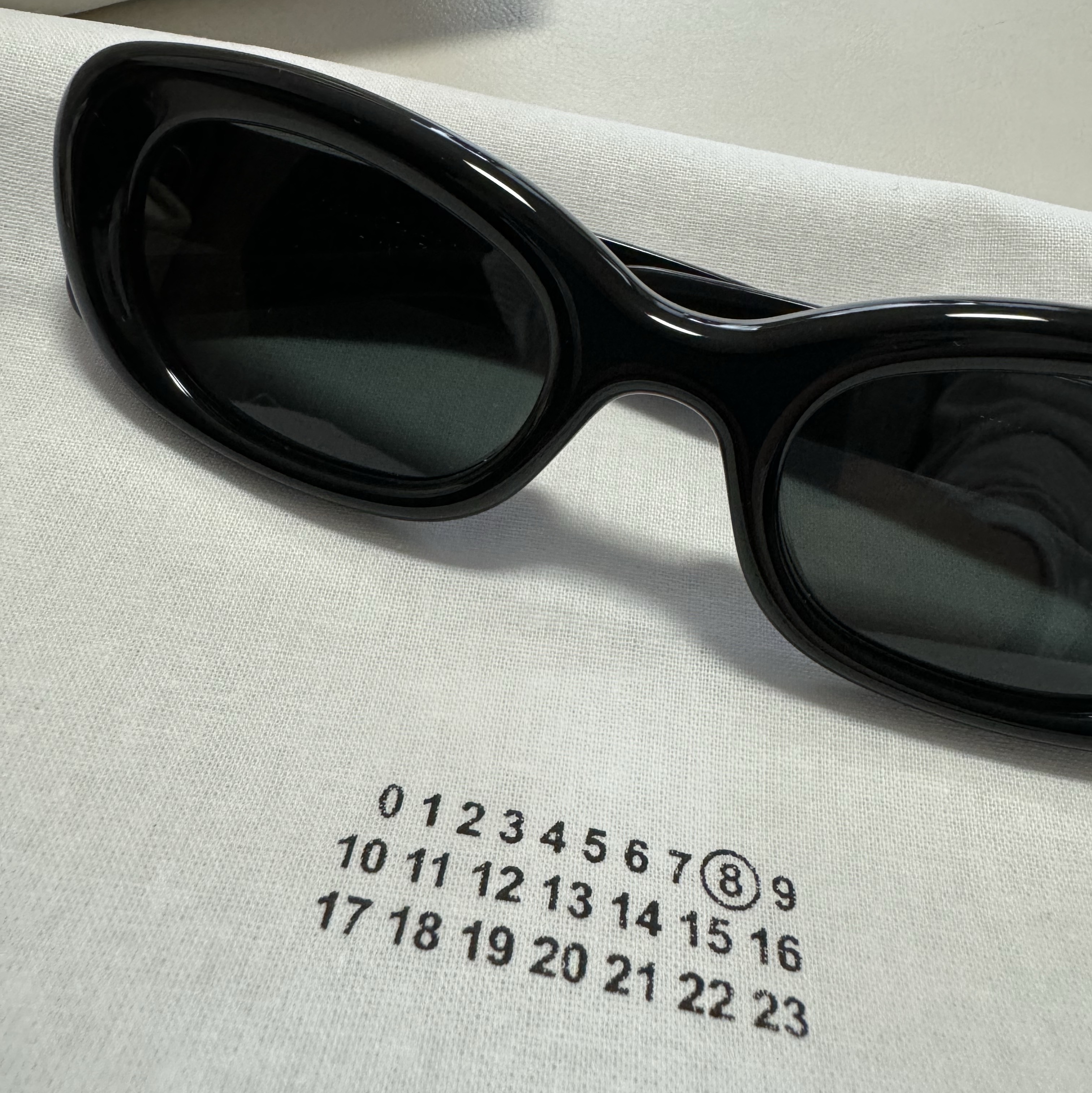 Gentle Monster x Maison Margiela MM004 Black Black 착용 스타일