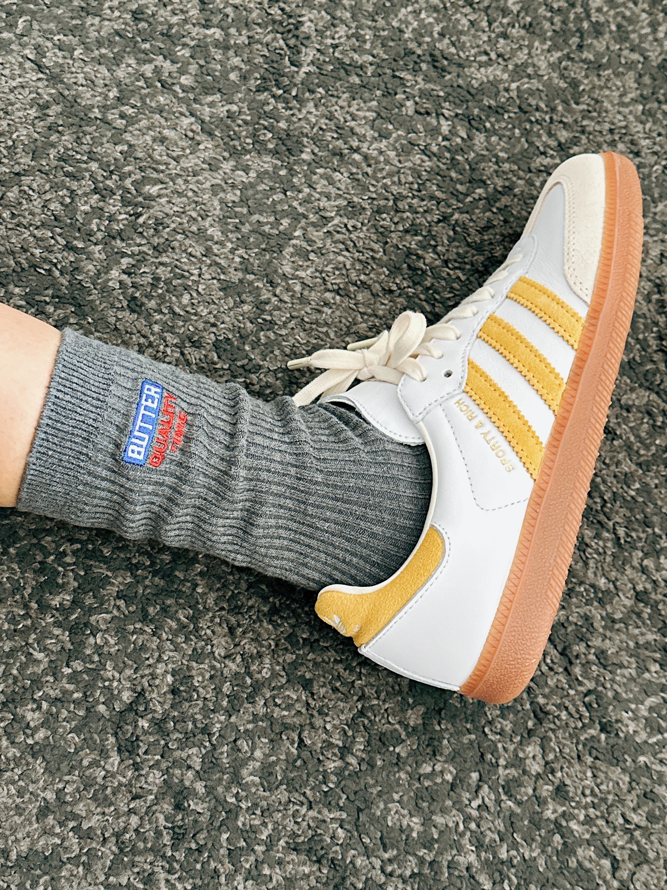 Adidas x Sporty & Rich Samba OG Cloud White Bold Gold, Greenbutter Women Butter Long Socks Black 착용 스타일 - 2