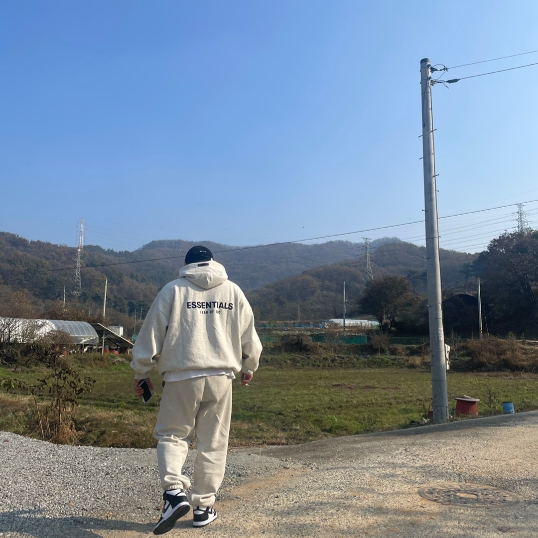 Essentials The Core Collection Hoodie Light Oatmeal, Essentials The Core Collection Sweatpants Light Oatmeal 착용 스타일