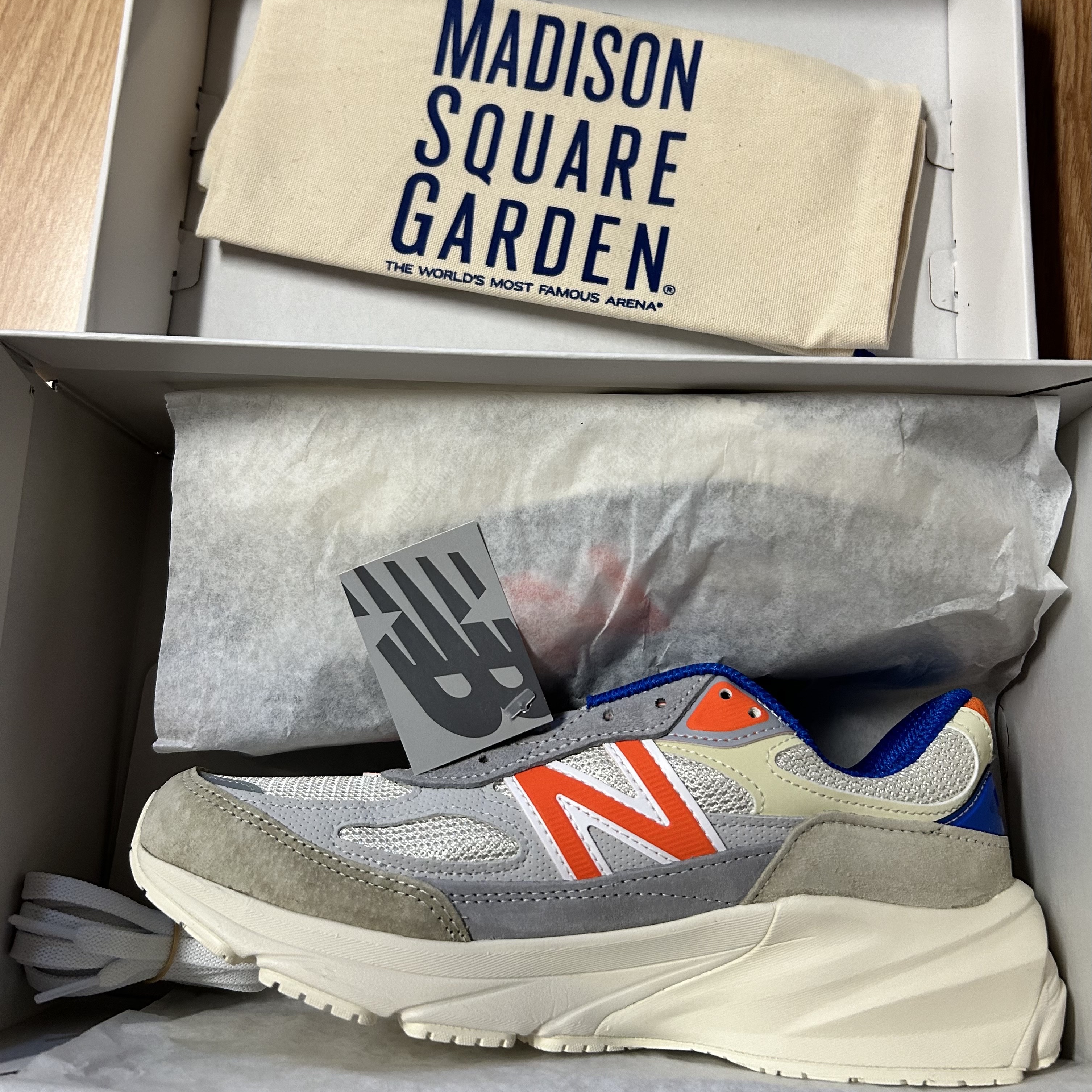 New Balance x Kith x Madison Square Garden 990v6 Made in USA Angora Royal Blue 착용 스타일 - 3