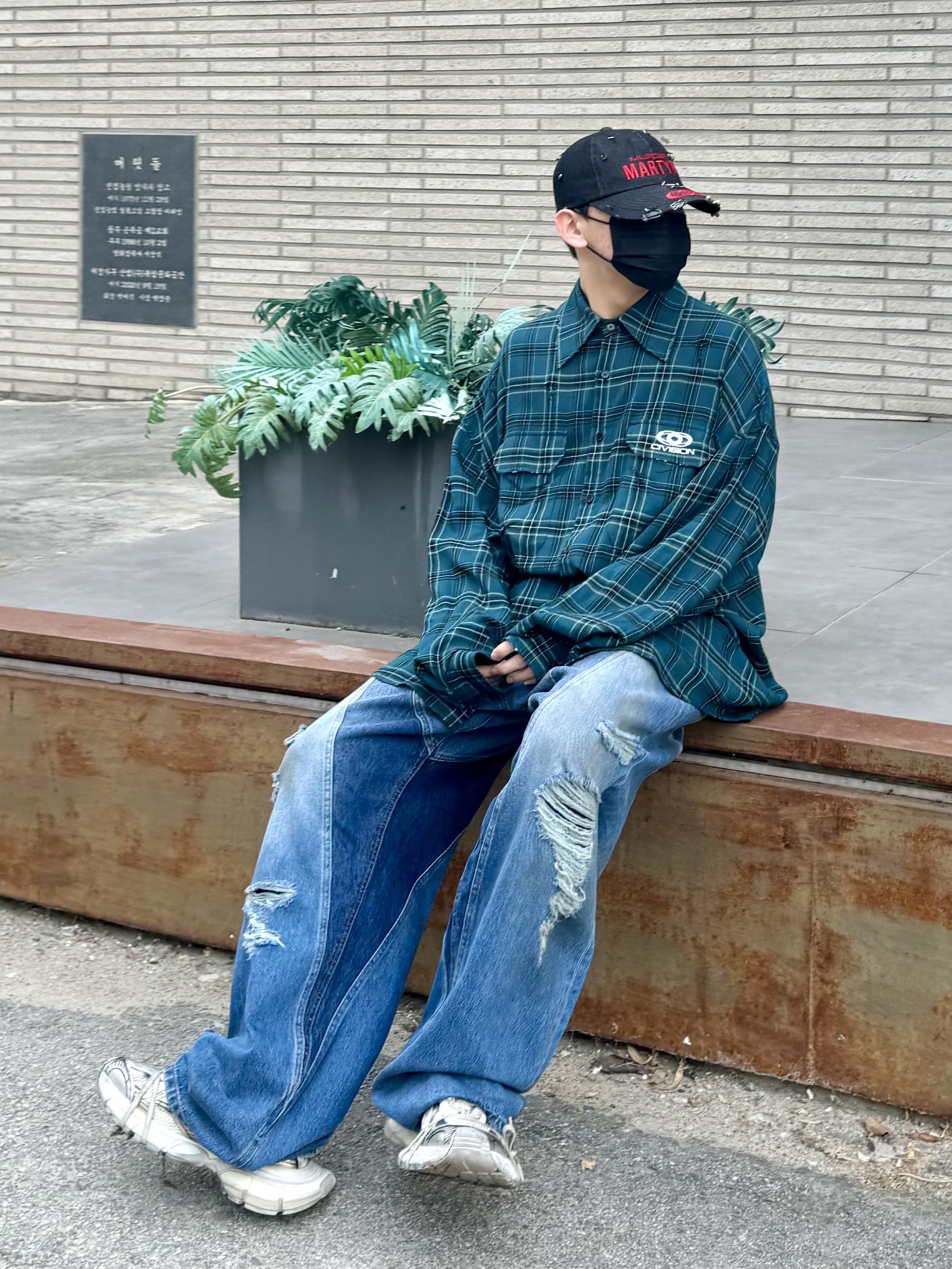 Civision by CSC Vision Distressed Denim Pants Washed Blue, Balenciaga 3XL Sneakers Beige 착용 스타일 - 2