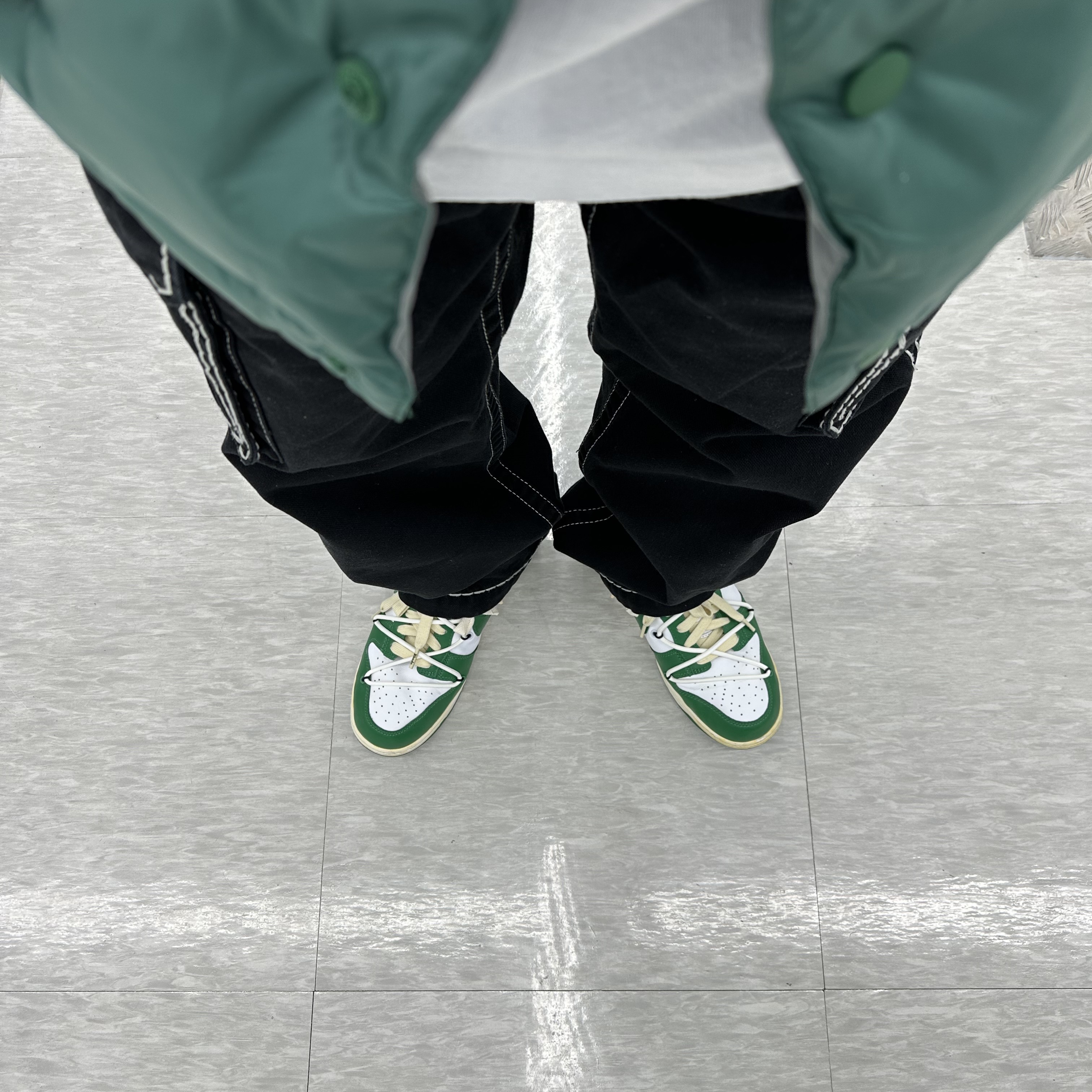 Supreme x True Religion Denim Cargo Pants Black - 21FW, Nike x Off-White Dunk Low Pine Green 착용 스타일 - 5