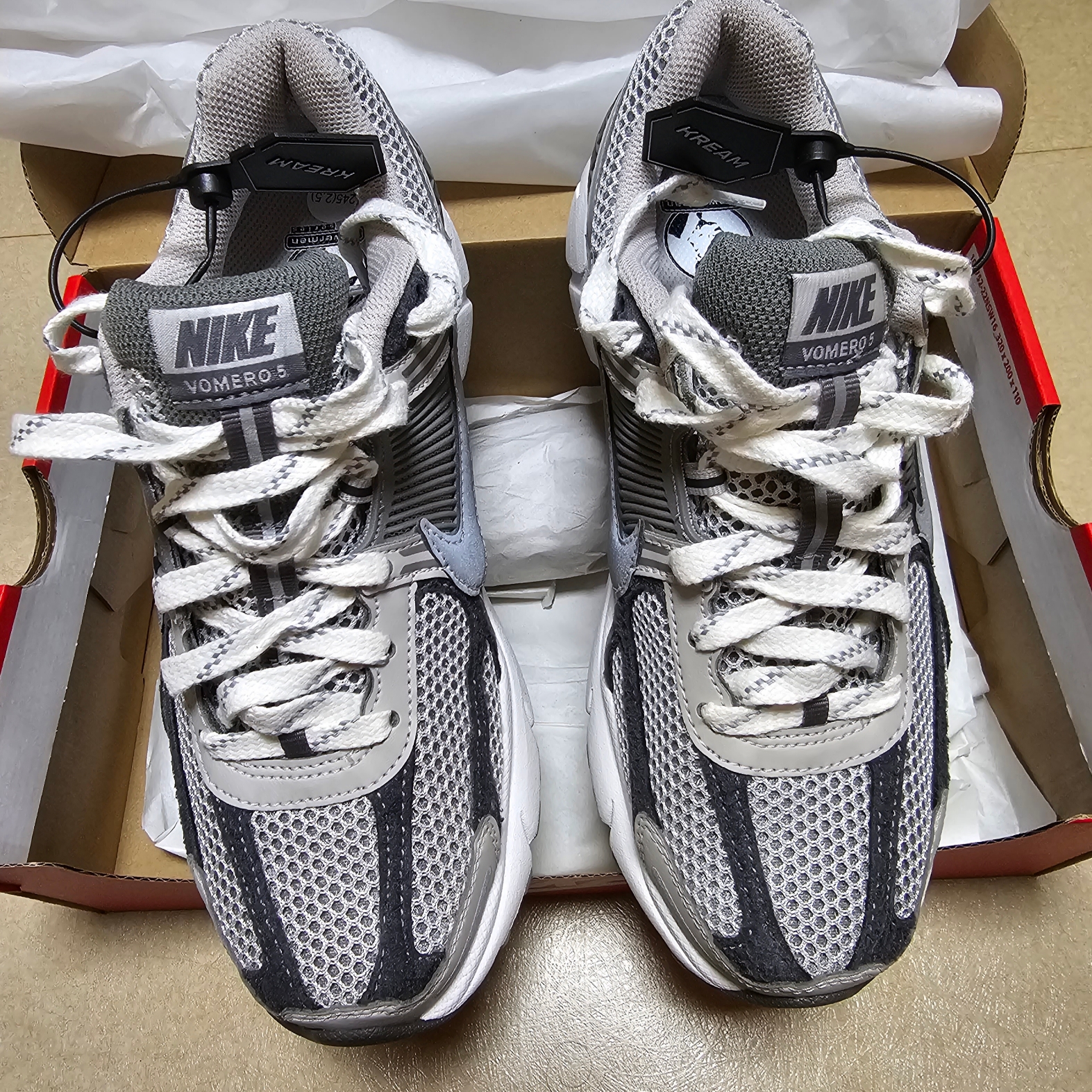 Nike Zoom Vomero 5 PRM Light Iron Ore and Flat Fewter 착용 스타일