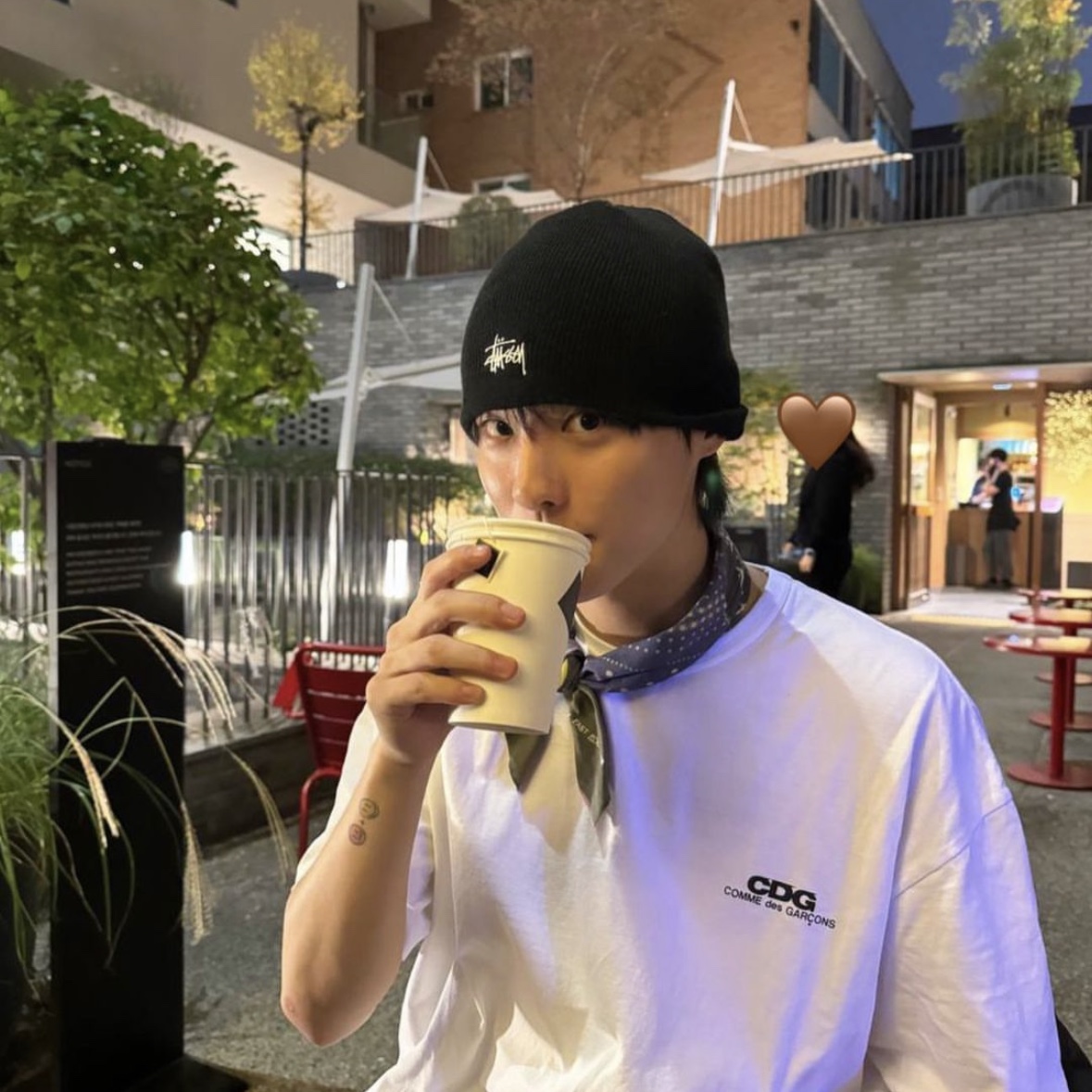Stussy Basic Cuff Beanie Black, CDG Small Logo T-Shirt White 착용 스타일