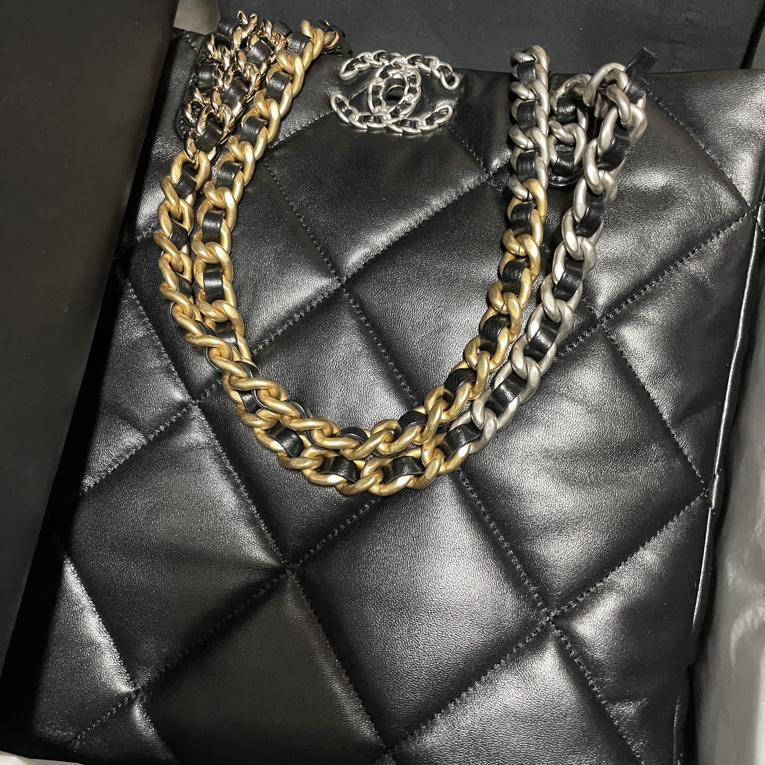 Chanel 19 Shopping Bag Lambskin & Silver Black 착용 스타일
