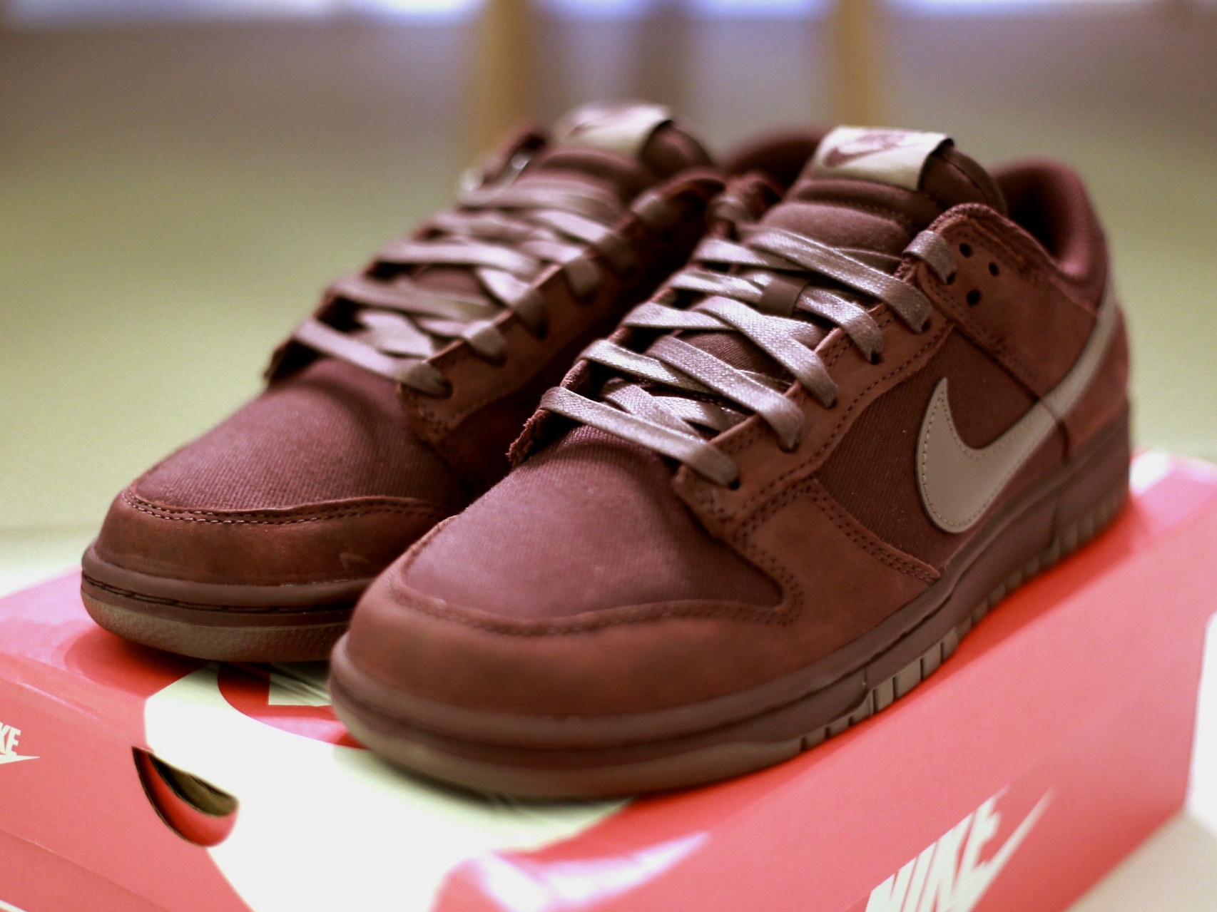 Nike Dunk Low PRM Burgundy Crush 착용 스타일 - 2