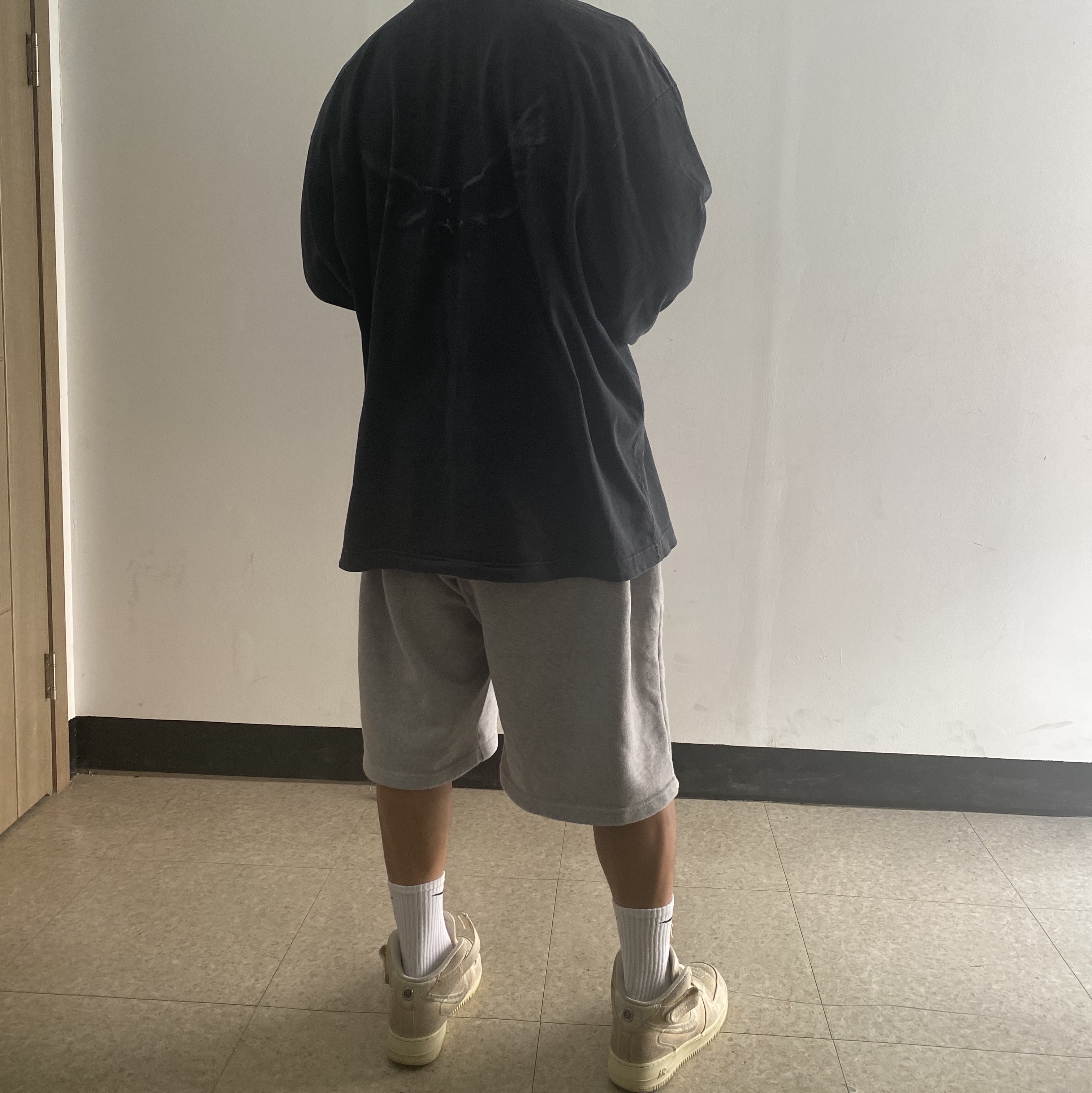 Yeezy Gap Engineered By Balenciaga Dove Long Sleeve T-Shirt Washed Black 착용 스타일