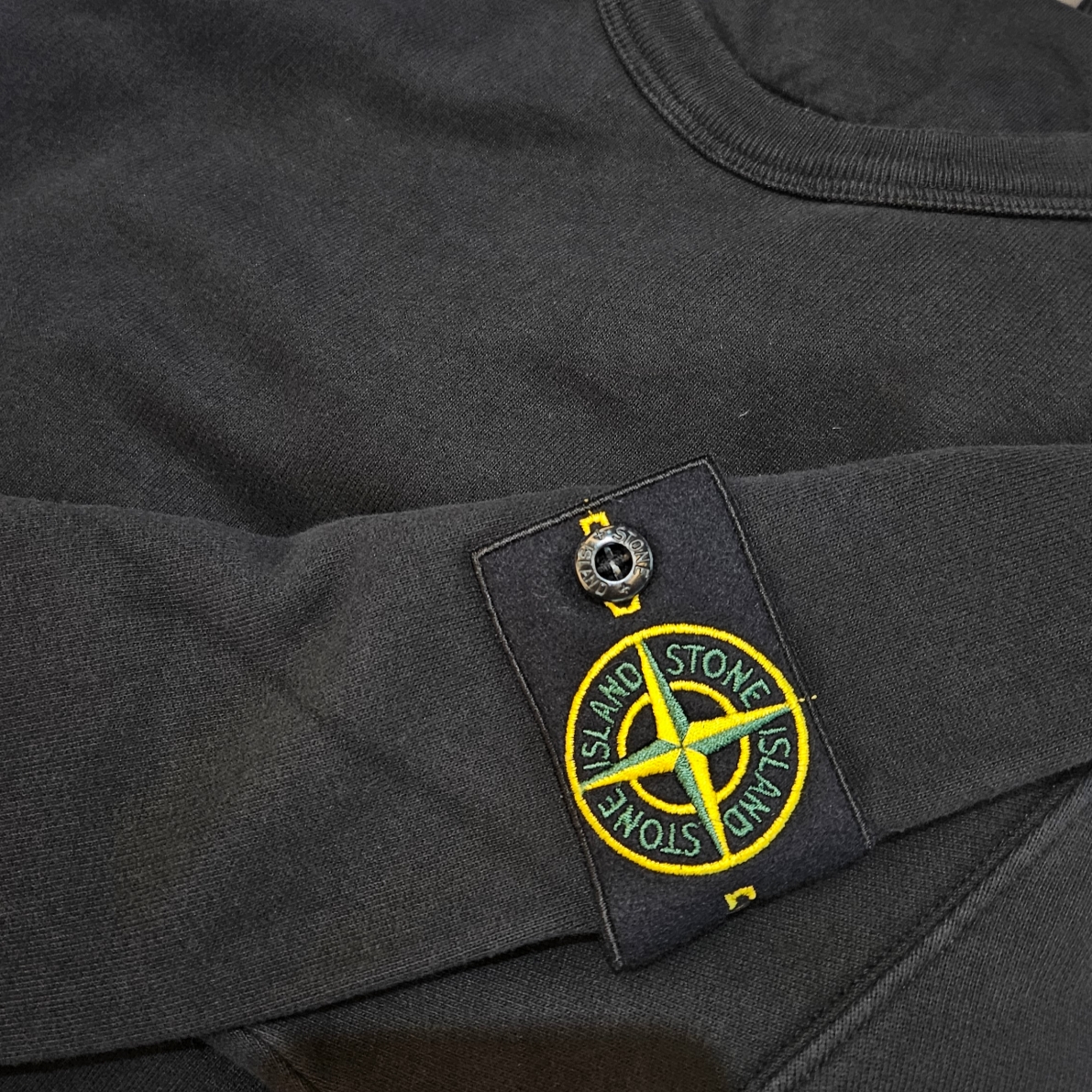 Stone Island 62420 Brushed Cotton Fleece Garment Dyed Crewneck Sweatshirt Ultramarine Blue - 23FW, Stone Island 62420 Brushed Cotton Fleece Garment Dyed Crewneck Sweatshirt Black - 23FW 착용 스타일 - 1