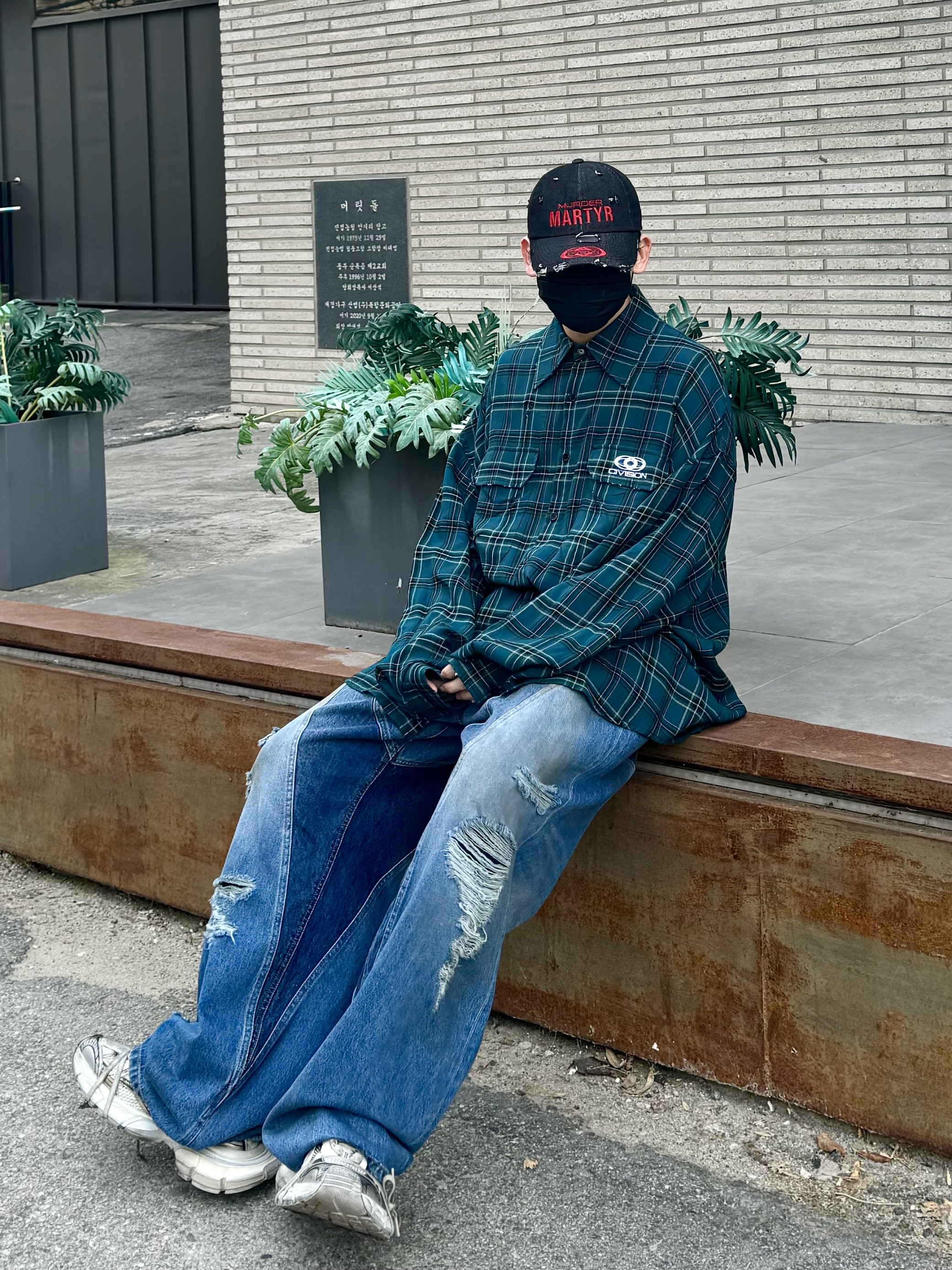 Civision by CSC Vision Distressed Denim Pants Washed Blue, Balenciaga 3XL Sneakers Beige 착용 스타일 - 1