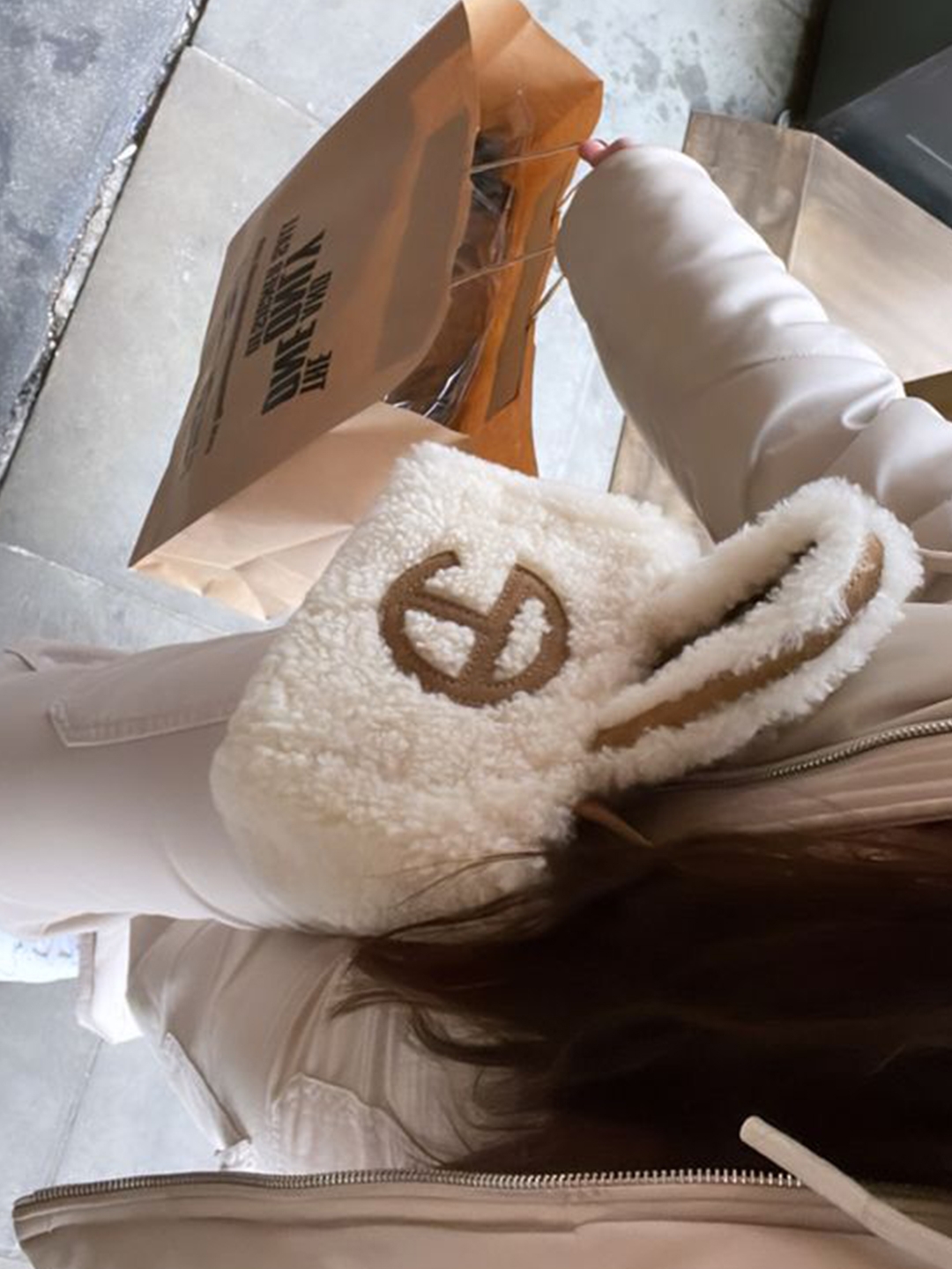 Telfar x UGG Medium Shopping Bag Chestnut, Telfar x UGG Small Shopping Bag Chestnut 착용 스타일 - 6