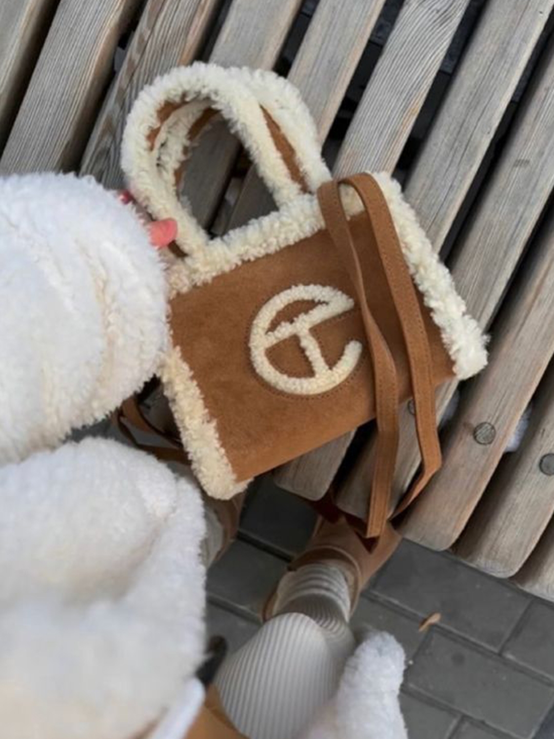 Telfar x UGG Medium Shopping Bag Chestnut, Telfar x UGG Small Shopping Bag Chestnut 착용 스타일 - 5