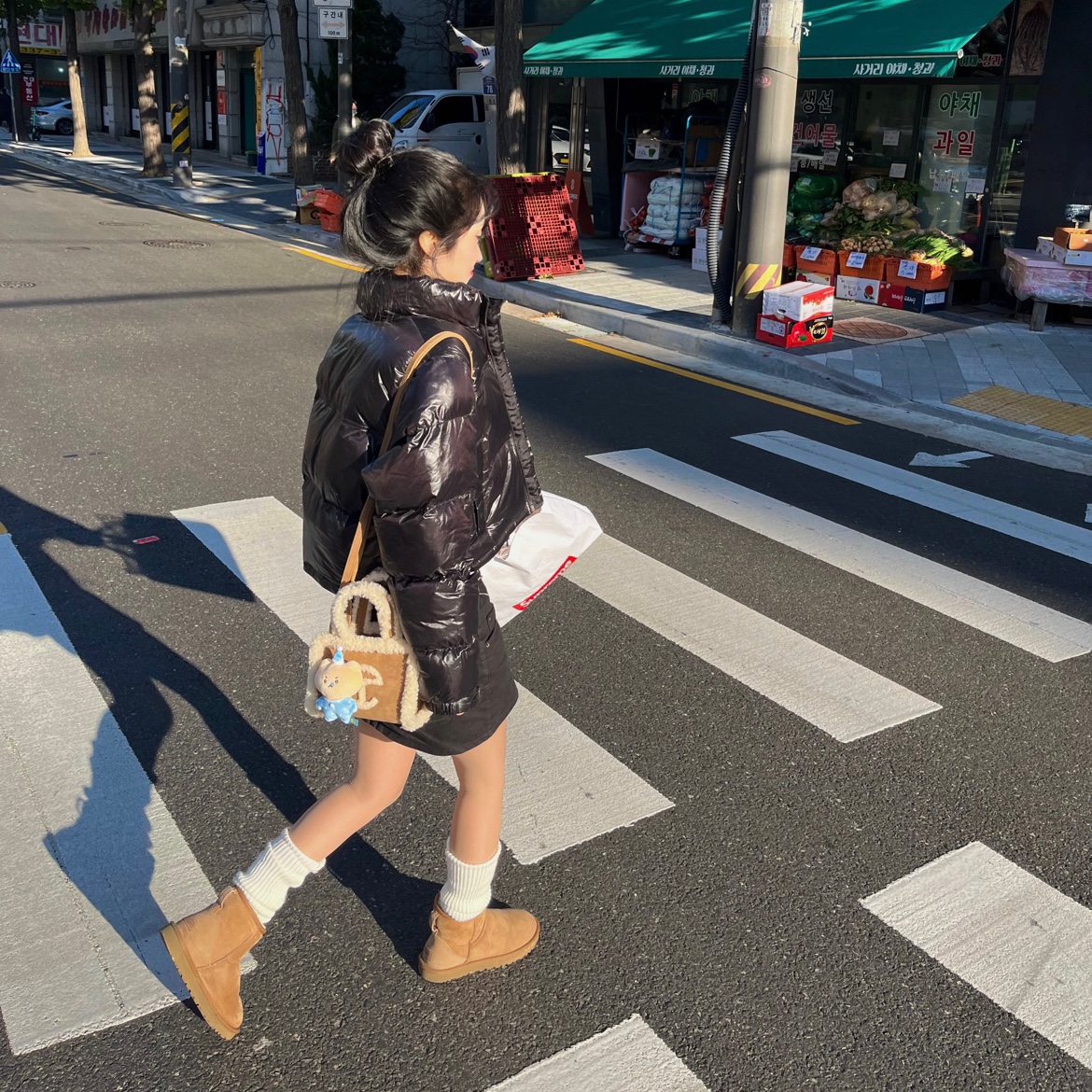 Telfar x UGG Small Shopping Bag Chestnut, (W) UGG Classic Mini II Boots Chestnut 착용 스타일