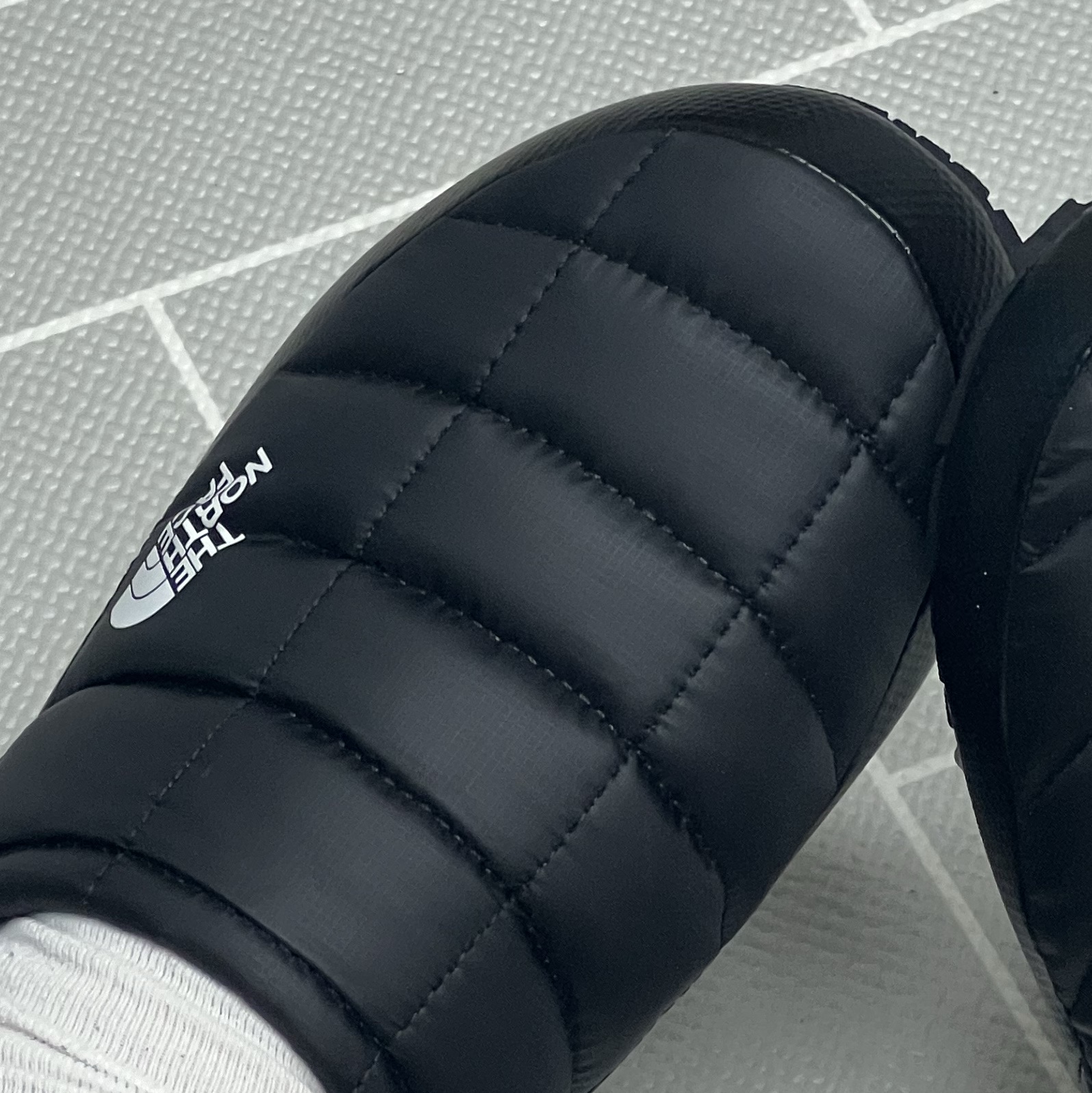 The North Face Thermoball Traction Mule V Black 착용 스타일