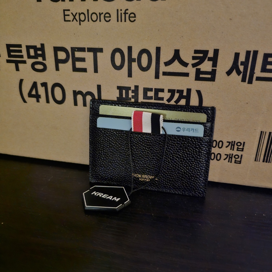 Thom Browne Pebble Grain Leather Stripe Note Compartment Card Holder Black 착용 스타일