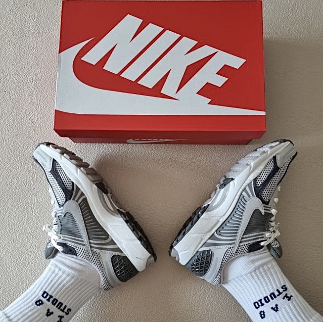Nike Zoom Vomero 5 PRM Light Iron Ore and Flat Fewter 착용 스타일 - 1