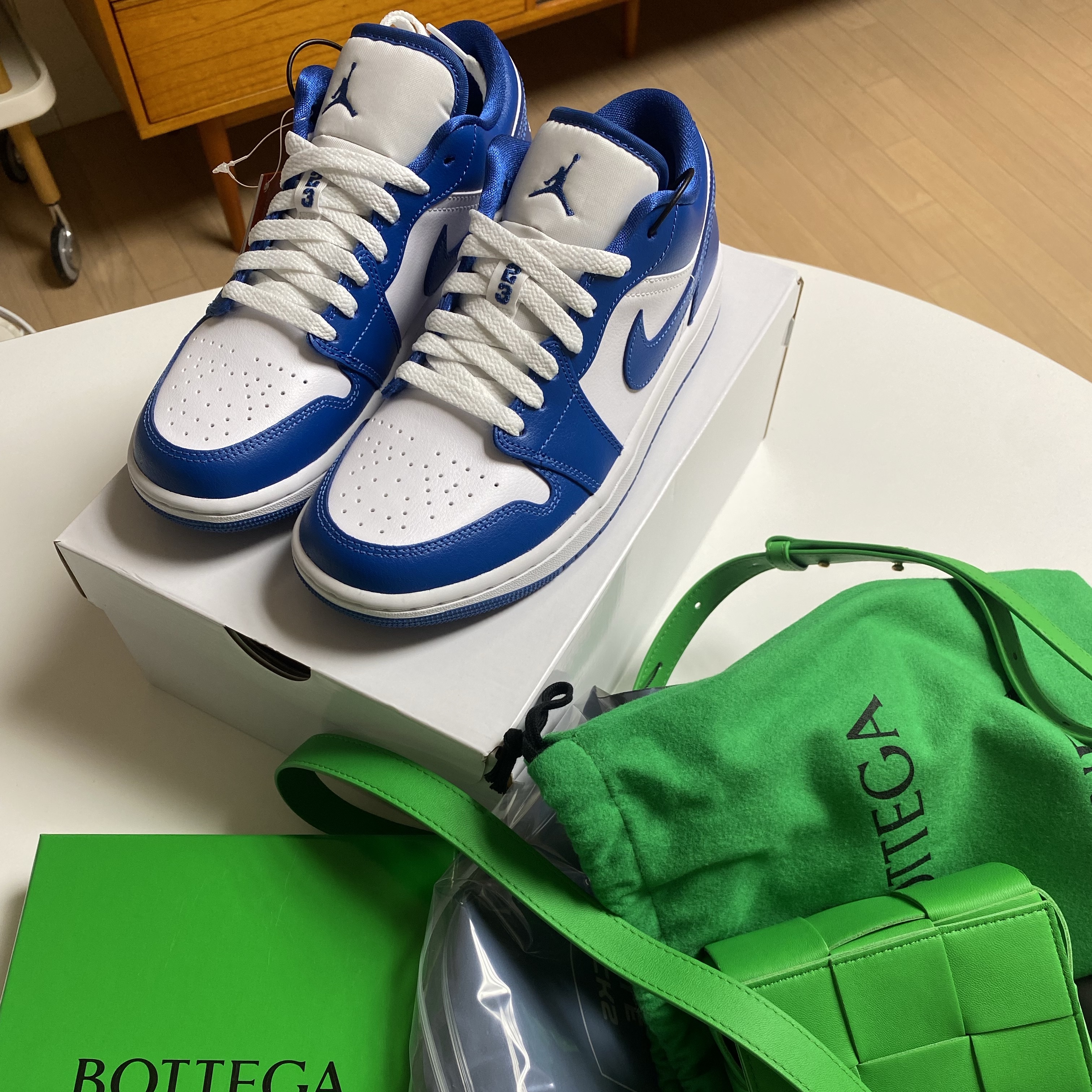 (W) Jordan 1 Low White Dark Marina Blue, Bottega Veneta Mini Leather Cassette Parakeet 착용 스타일
