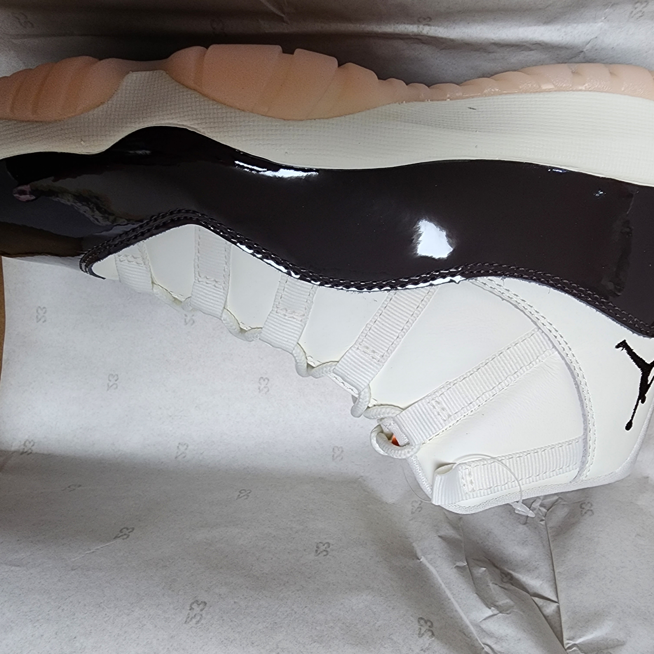 (W) Jordan 11 Retro Neapolitan 착용 스타일 - 3