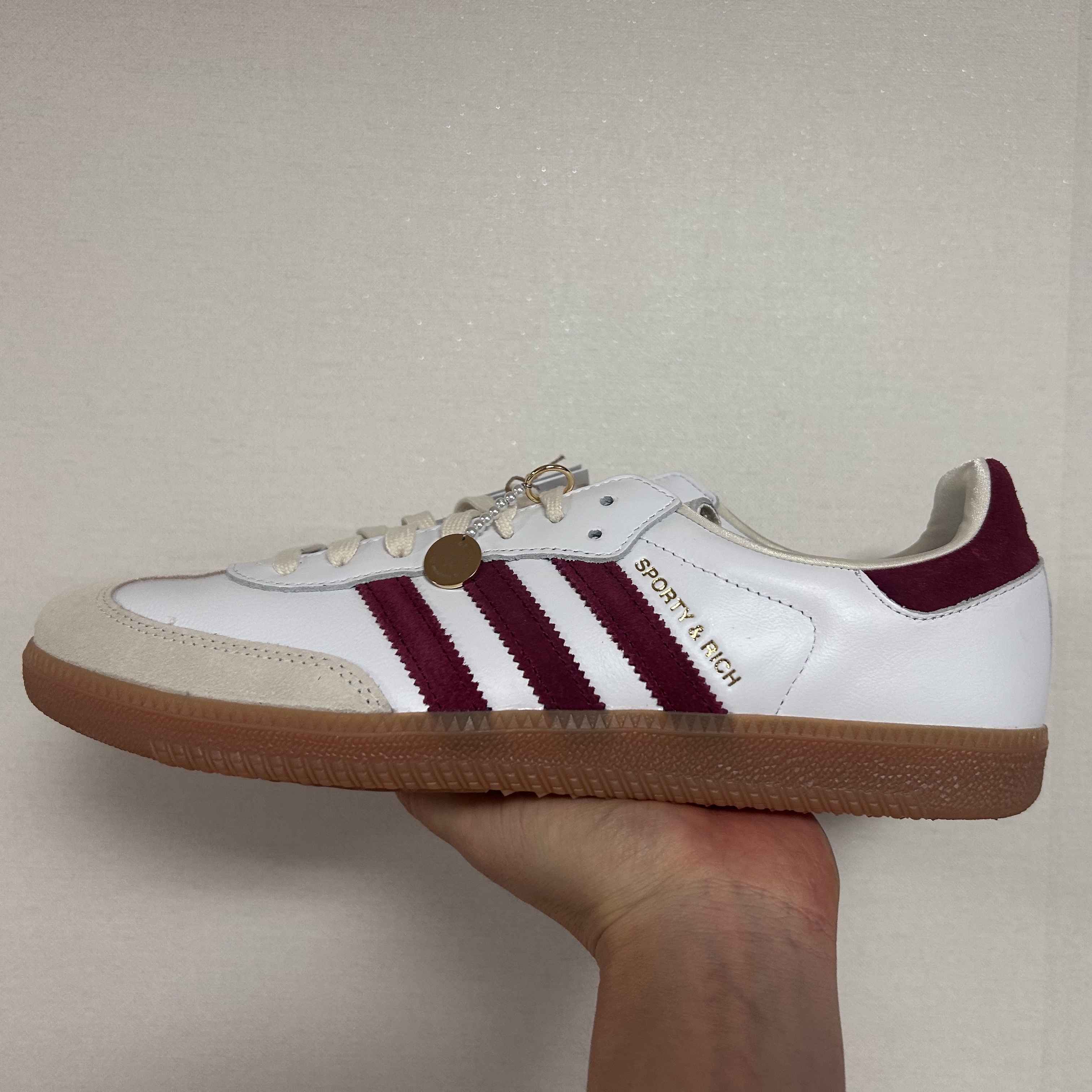Adidas x Sporty & Rich Samba OG Cloud White Collegiate Burgundy 착용 스타일 - 1