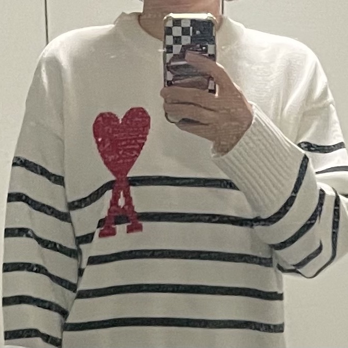 AMI de Coeur Striped Sweater White Black 착용 스타일