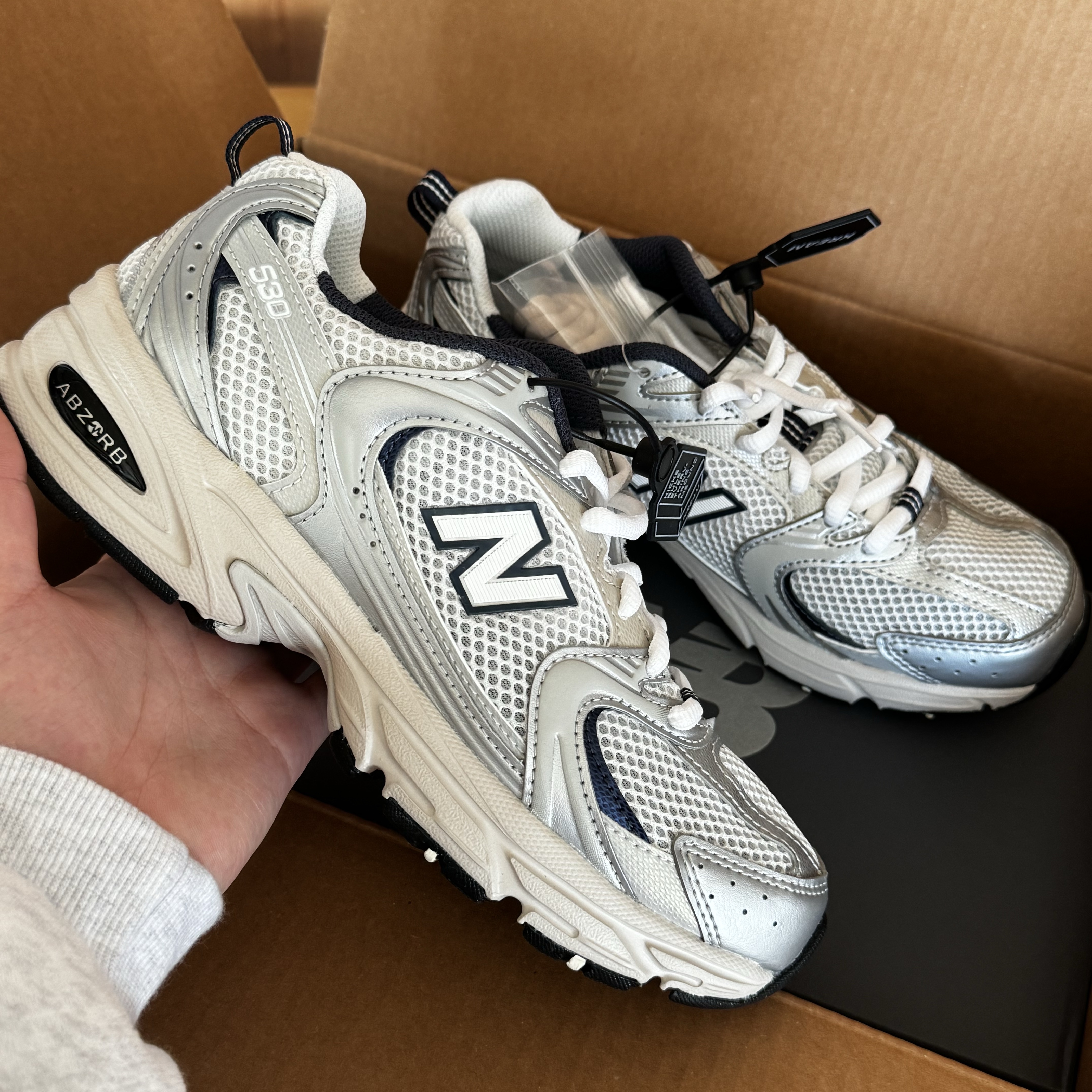 New Balance 530 Steel Grey 착용 스타일 - 3