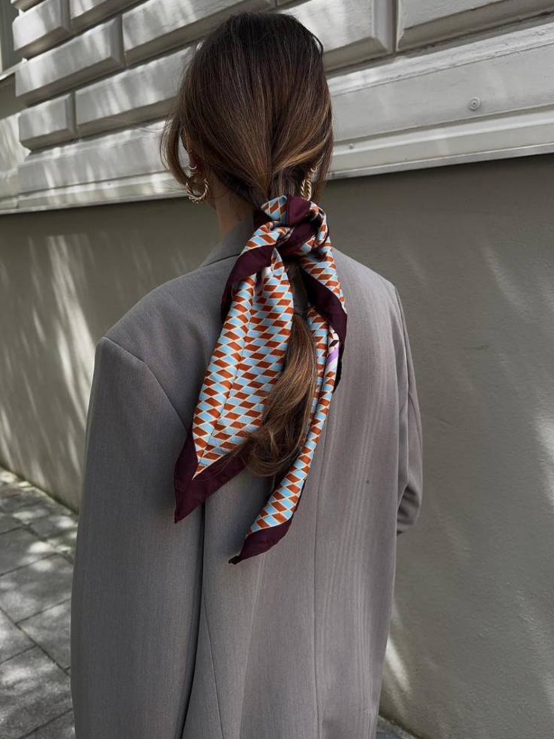 Toteme Signature Monotram Silk Scarf Vanilla Mocha, Hermes H Ecossais Recto Verso Muffler Anthracite Orange Gris 착용 스타일 - 4