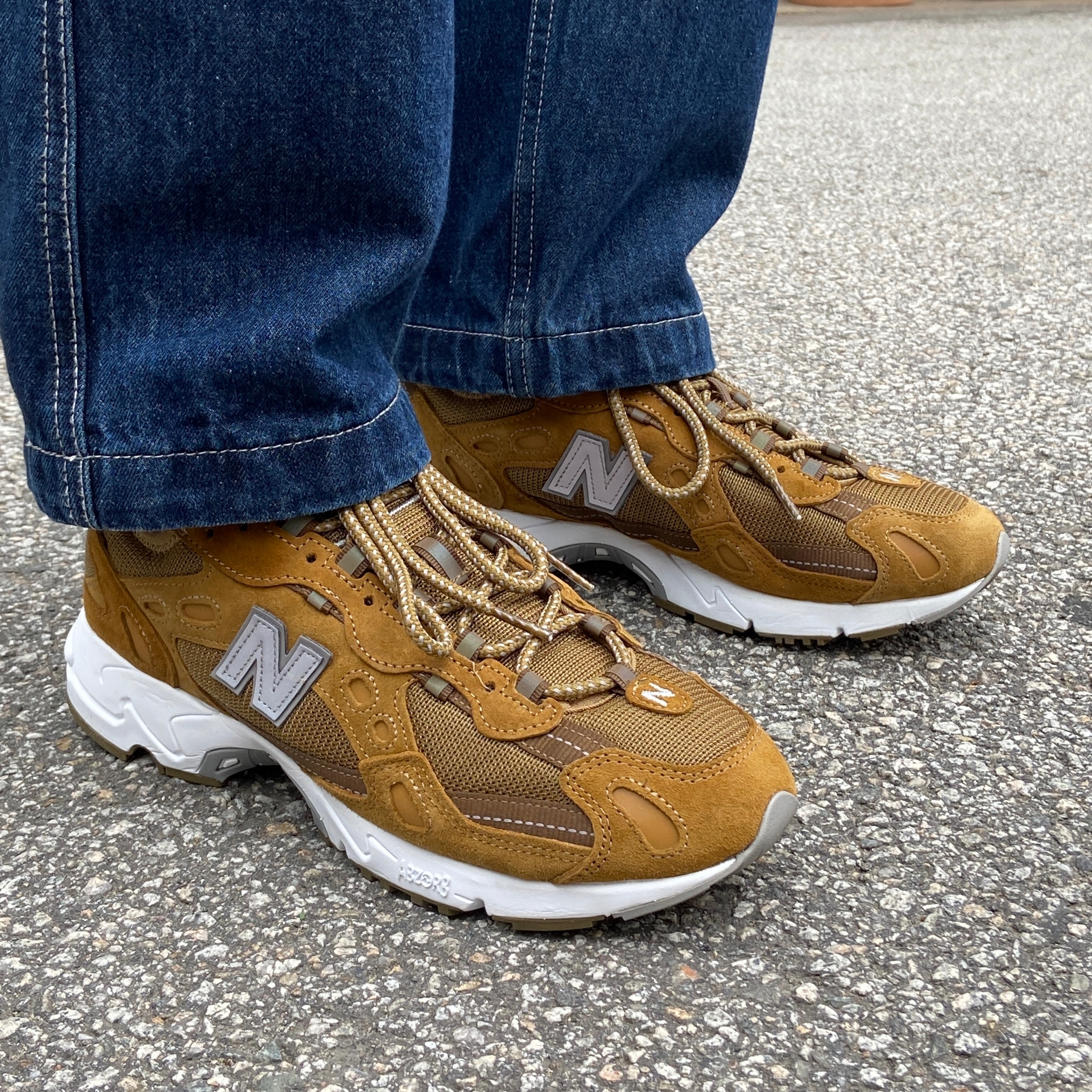 New Balance x Thisisneverthat 827 Beige 착용 스타일 - 1