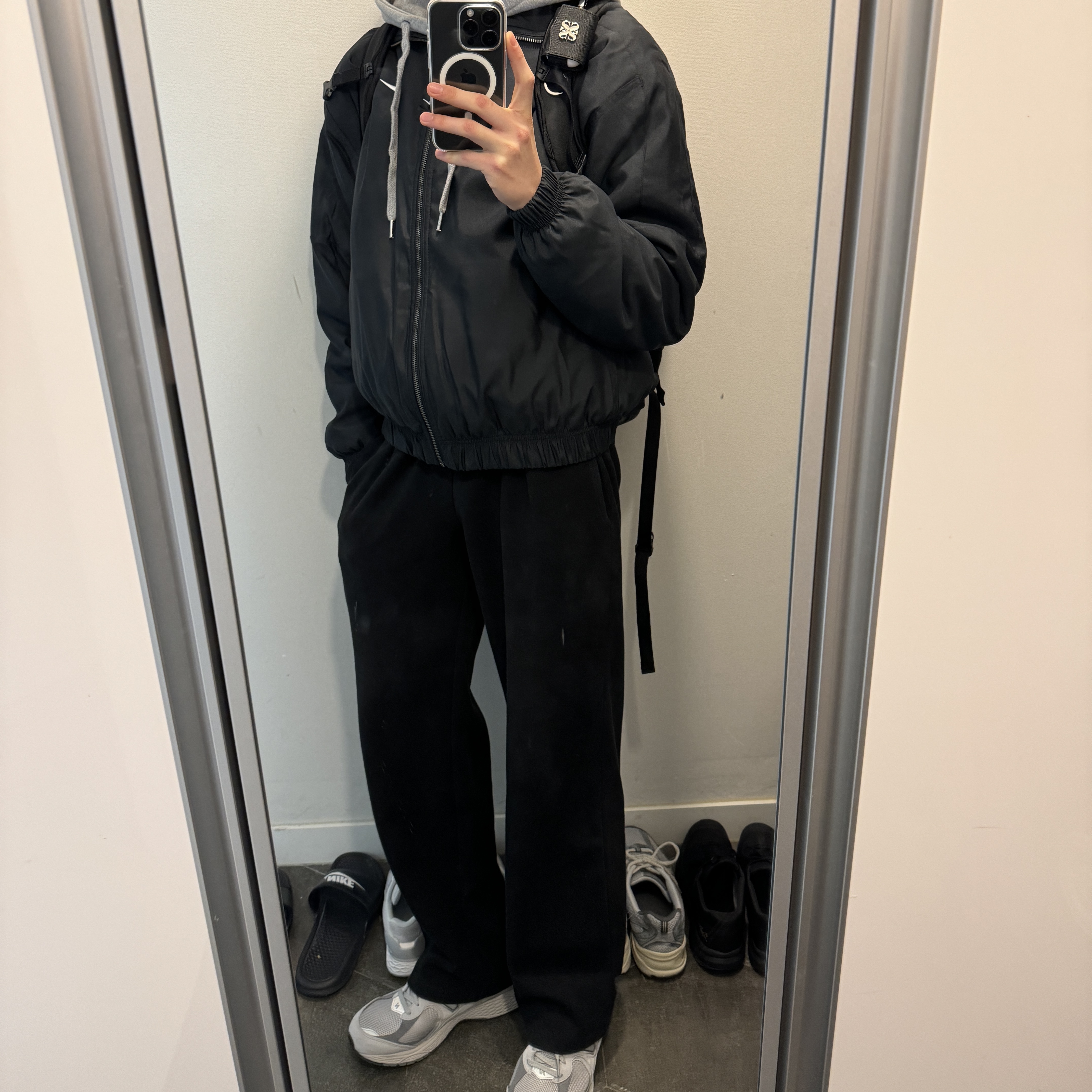 Nike NRG Solo Swoosh Satin Bomber Jacket Black - Asia, New Balance 2002R T2 Gray 착용 스타일