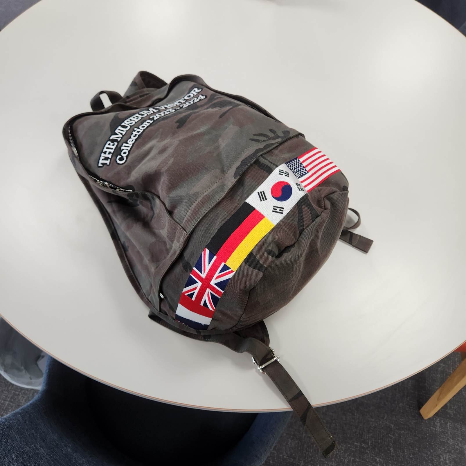 The Museum Visitor Flag Stitched Corduroy Ballcap Brown, The Museum Visitor Flag Stitched Backpack 착용 스타일 - 2
