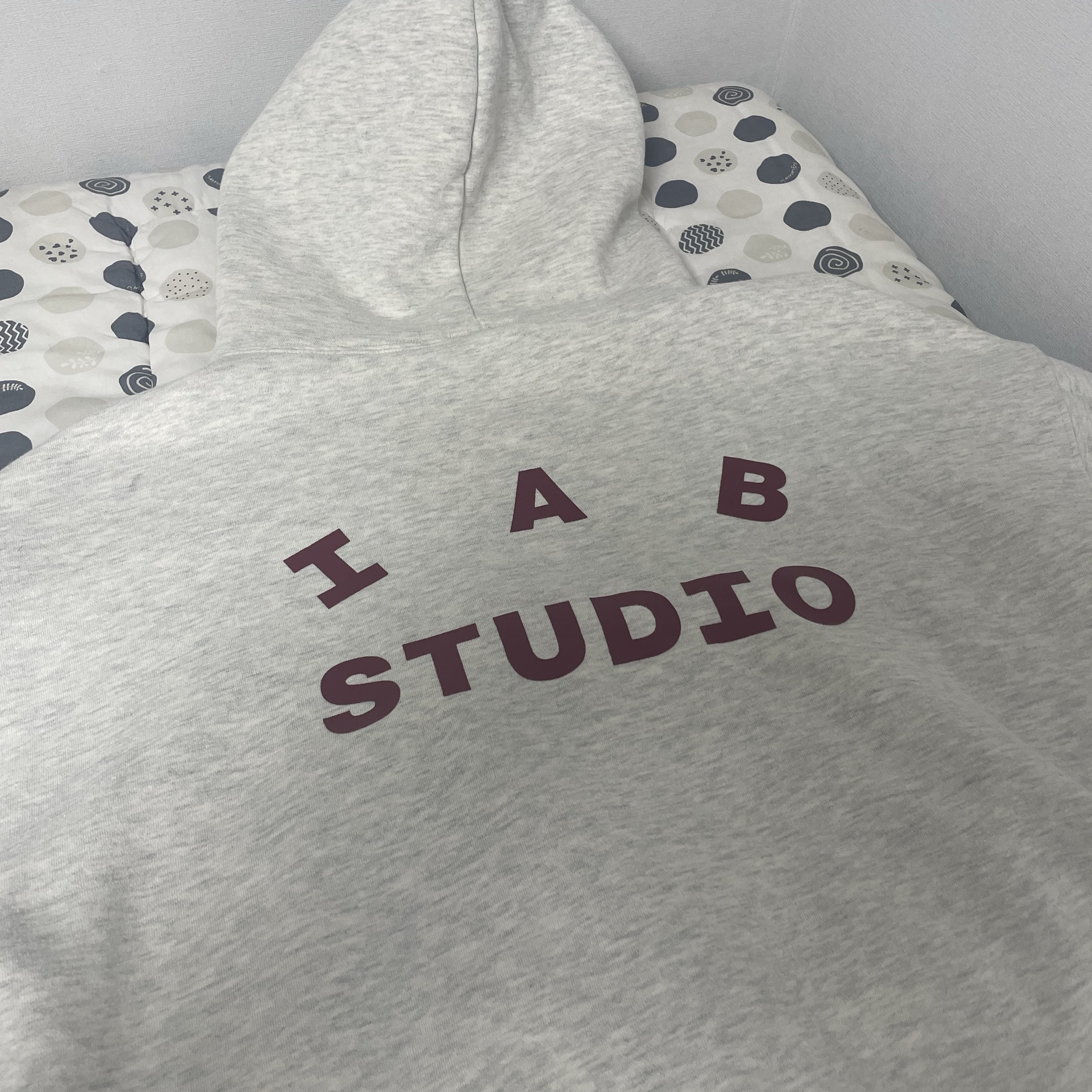 IAB Studio Hoodie Oatmeal Burgundy 착용 스타일