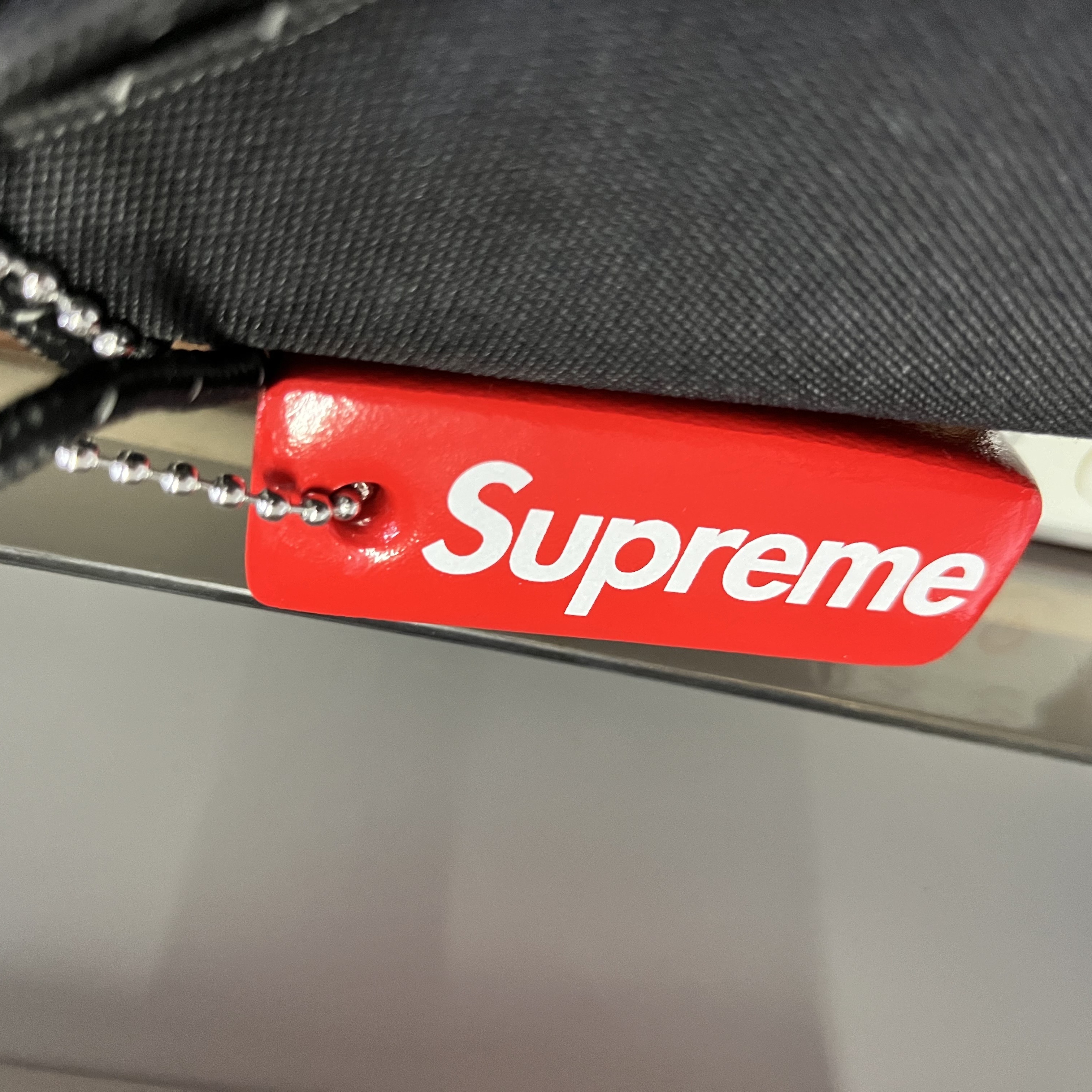 Supreme Floating Keychain Red - 23FW 착용 스타일
