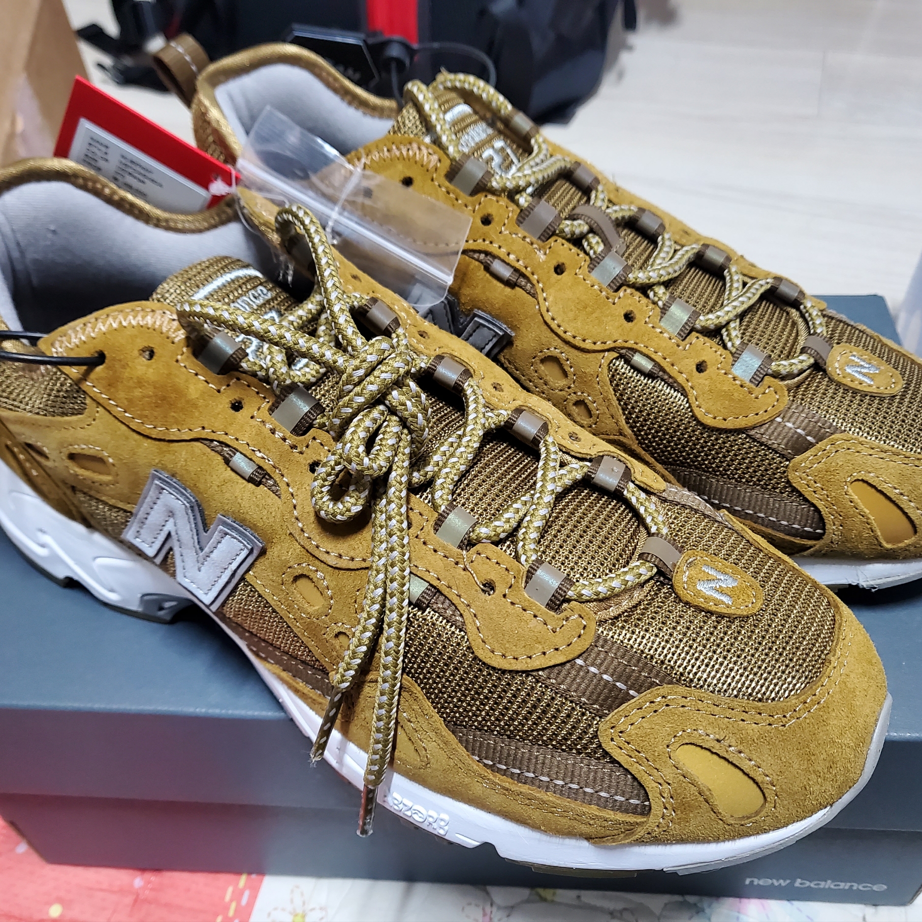 New Balance x Thisisneverthat 827 Beige 착용 스타일 - 2