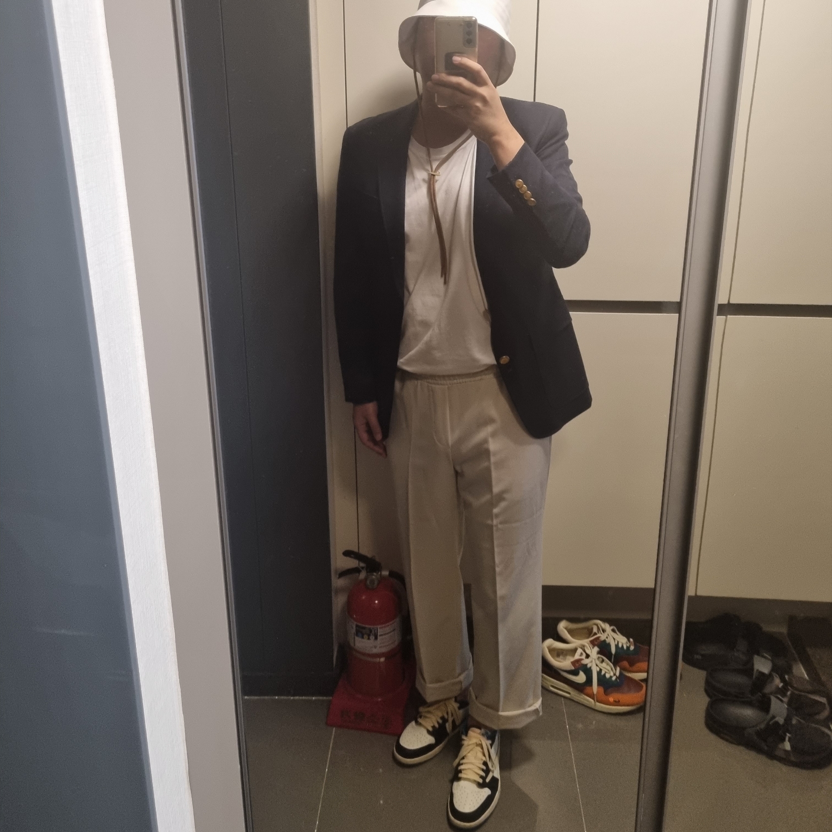 Nike x Jacquemus Bucket Hat White, Jordan 1 x Travis Scott x Fragment Retro Low OG SP Military Blue 착용 스타일 - 2