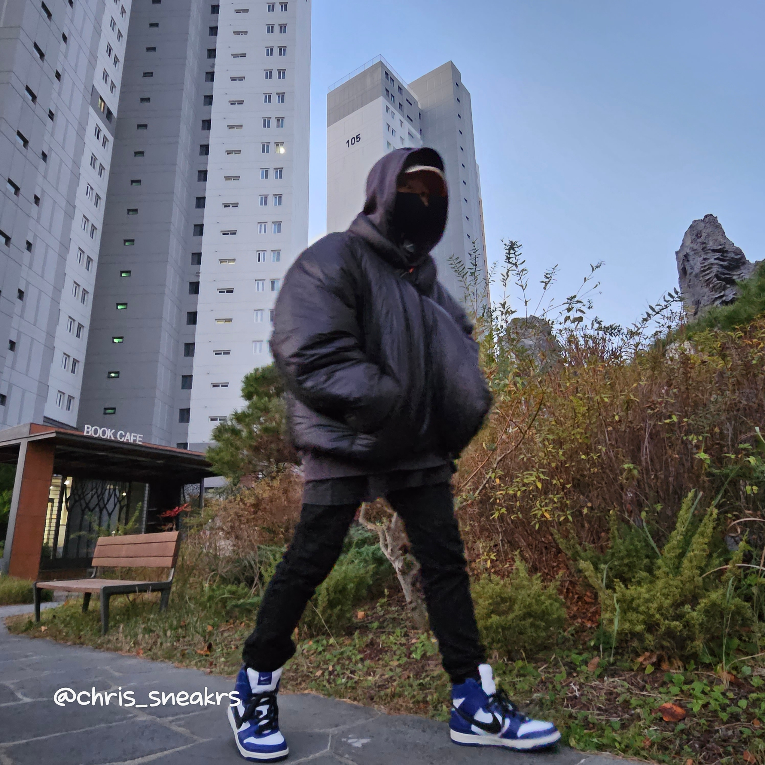 Yeezy Gap Engineered By Balenciaga Round Jacket 2 Black, Nike x Ambush Dunk High Deep Royal Blue 착용 스타일 - 1